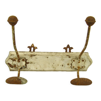 Double patere with "fleur de lys" support