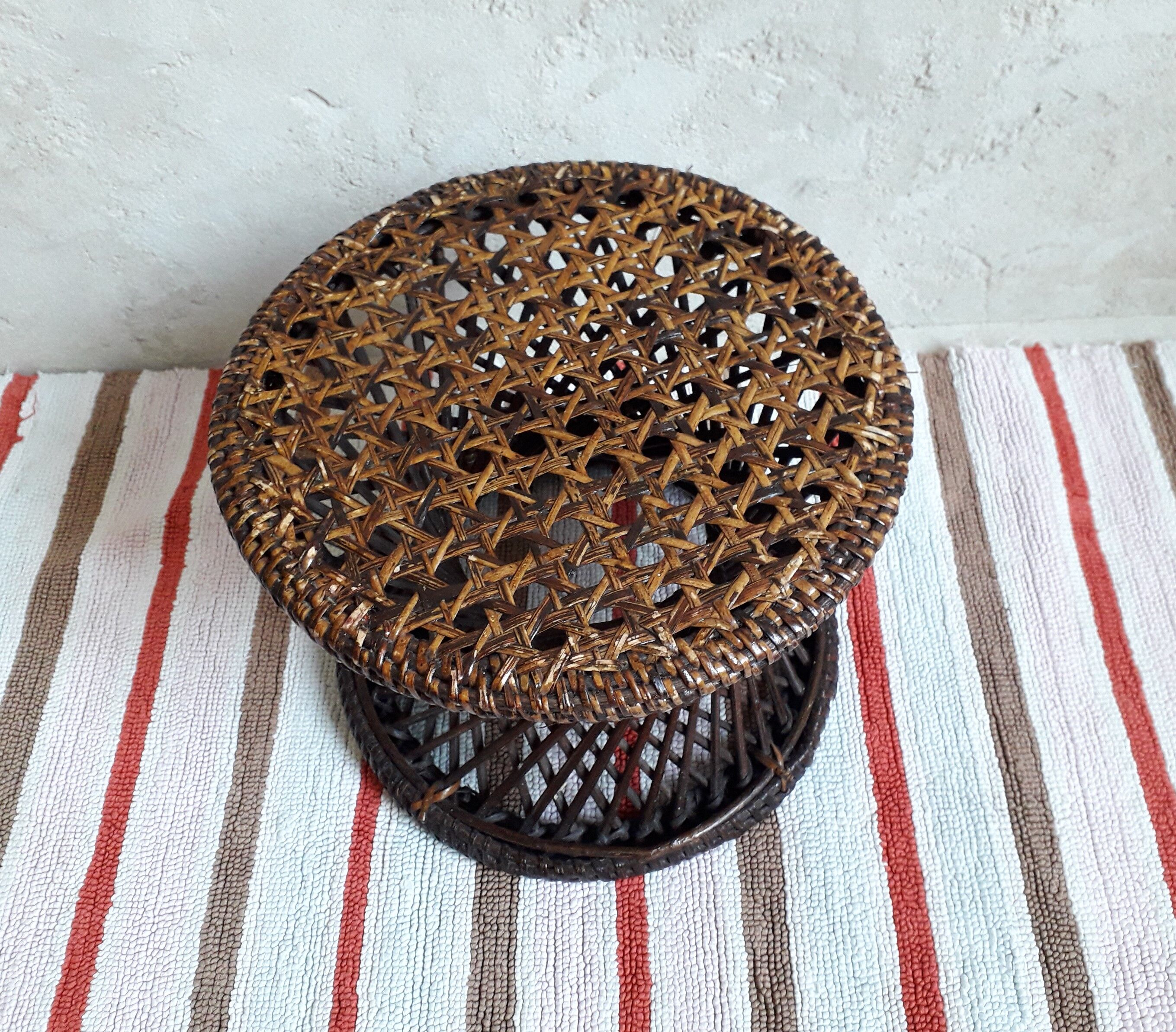 Diabolo rattan stool