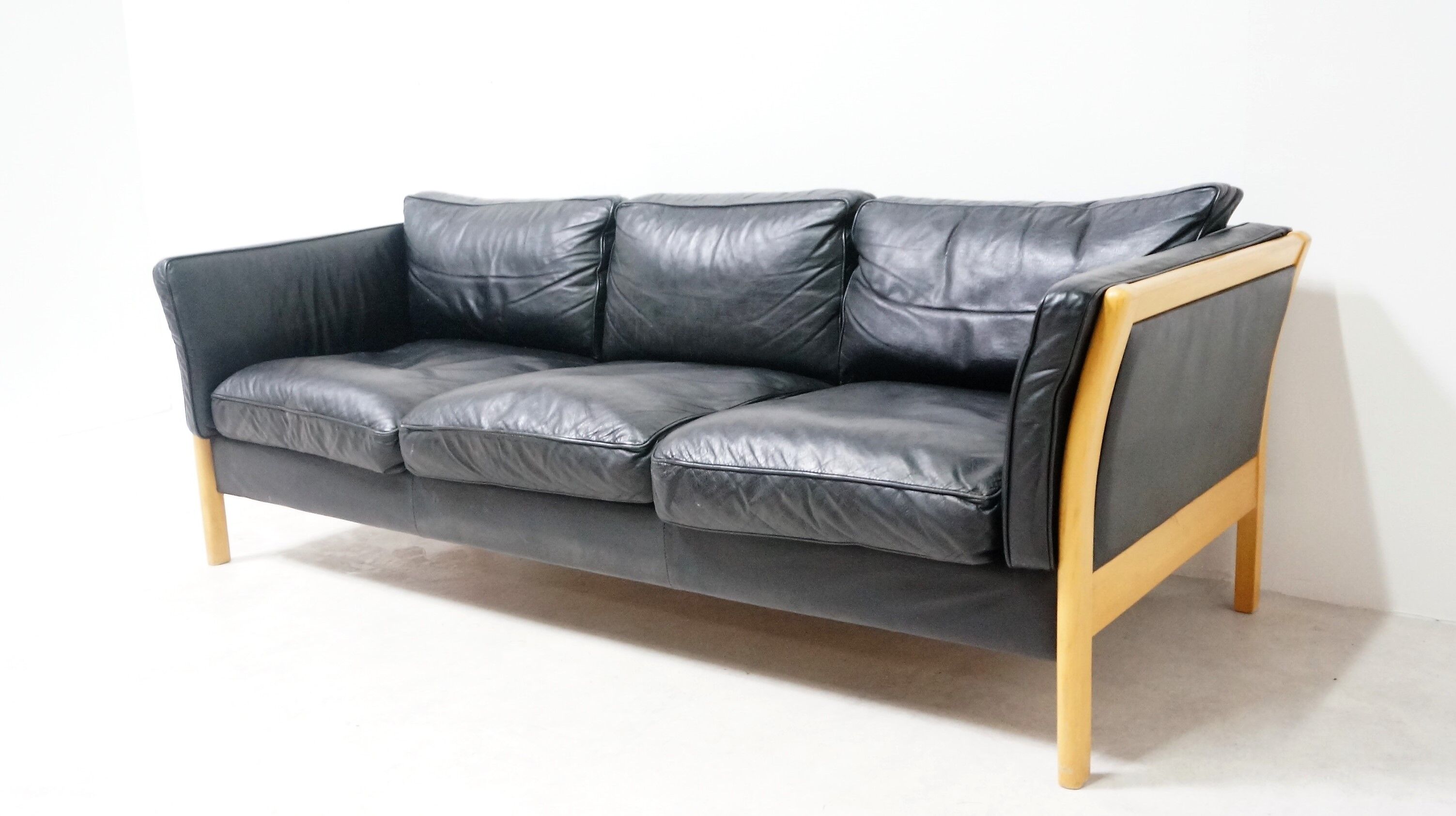 Scandinavian sofa in natural wood and leather