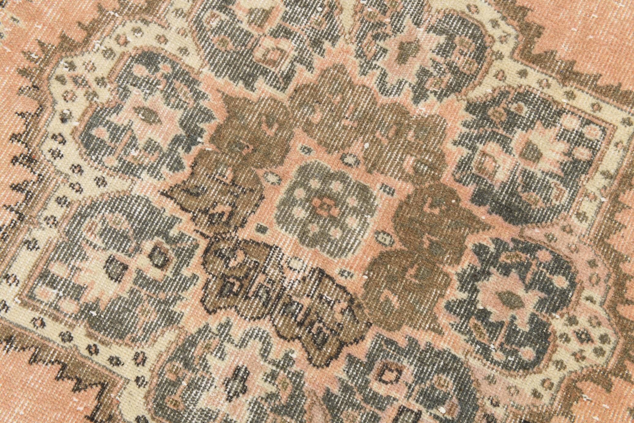 Tapis persan vintage saumon et ivoire, médaillon floral noué main,182x284Cm