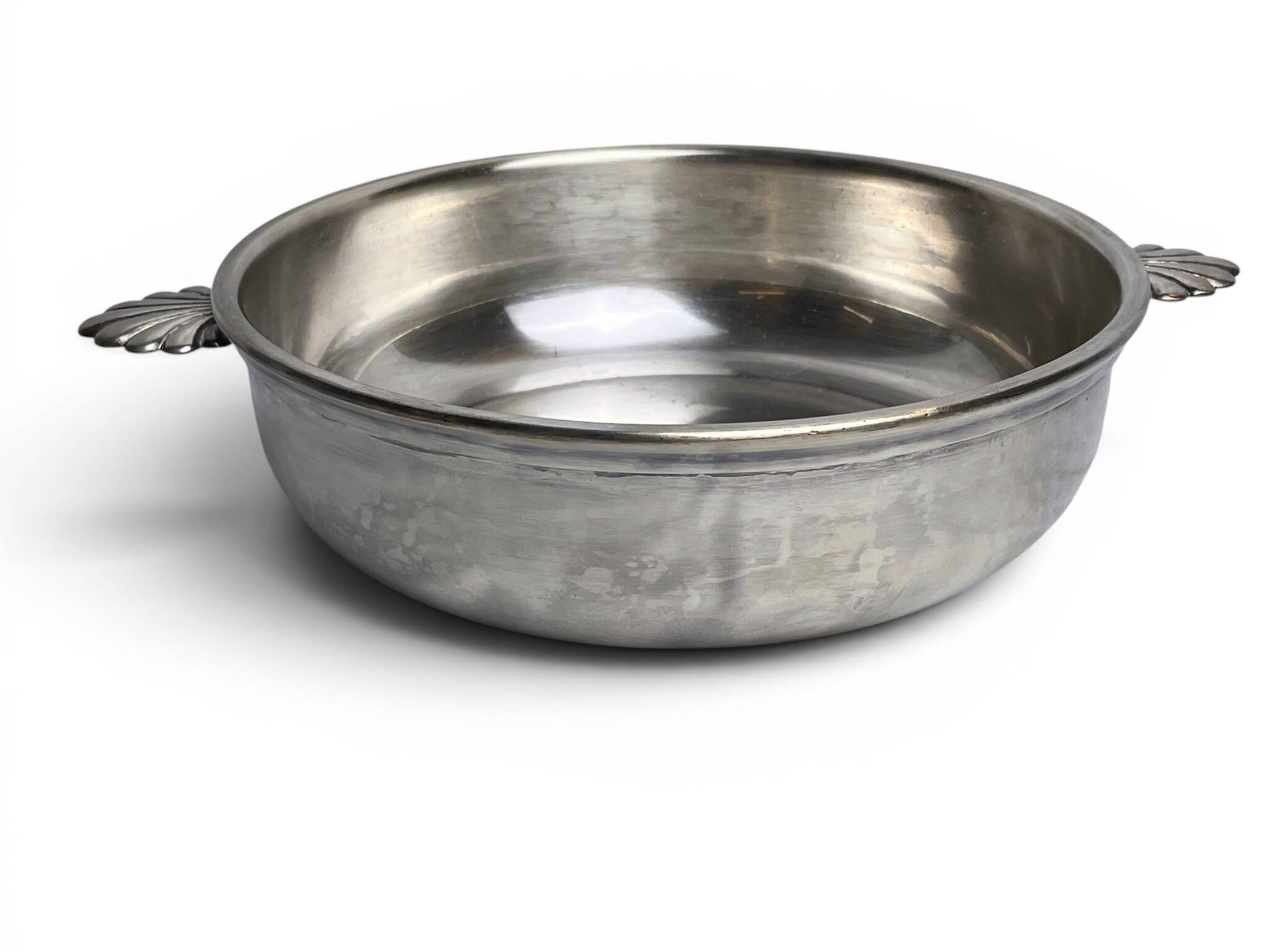 Tableware, silver-plated vegetable dish with shell handles, 20th century.