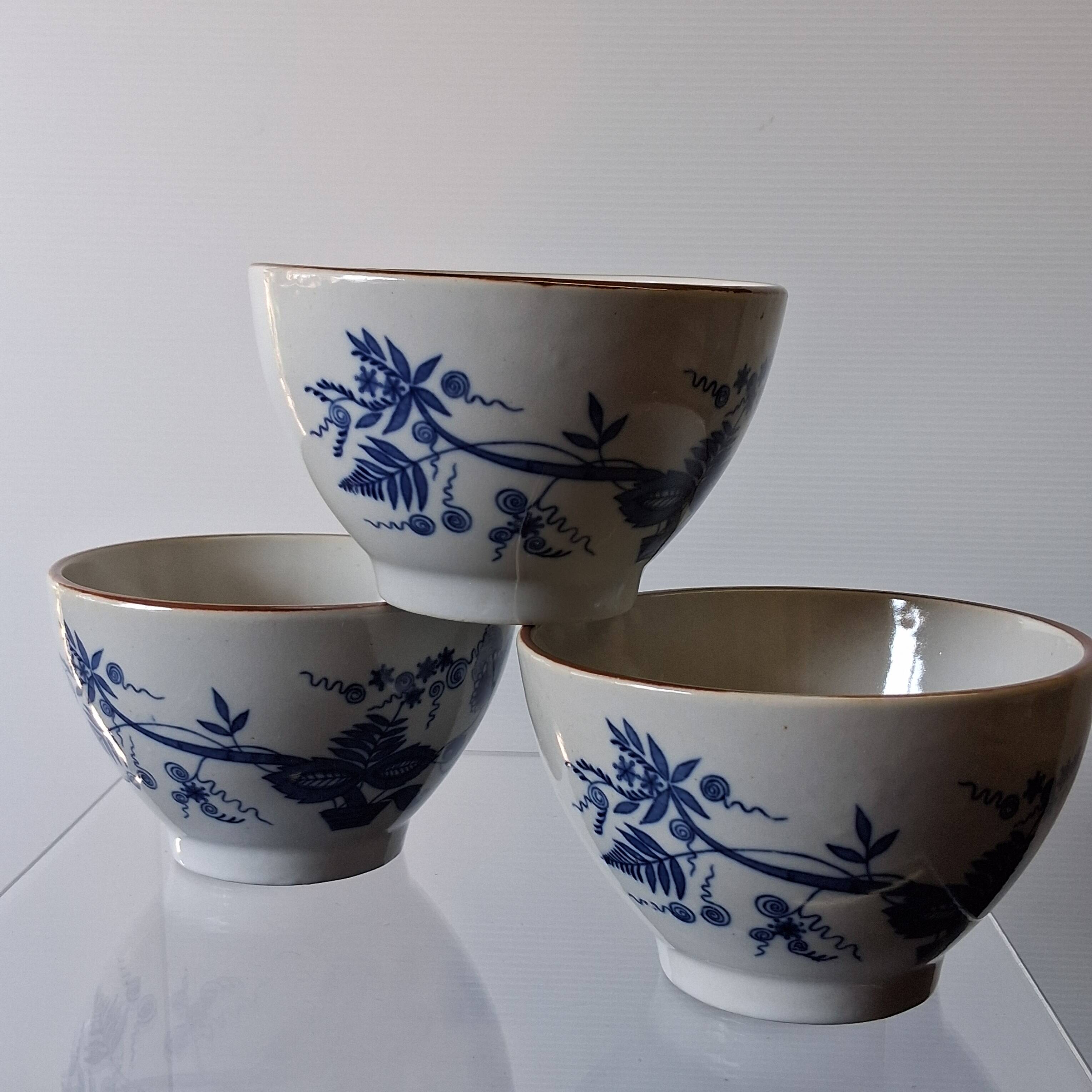3 ceramic bowls in very good condition with a blue floral design.