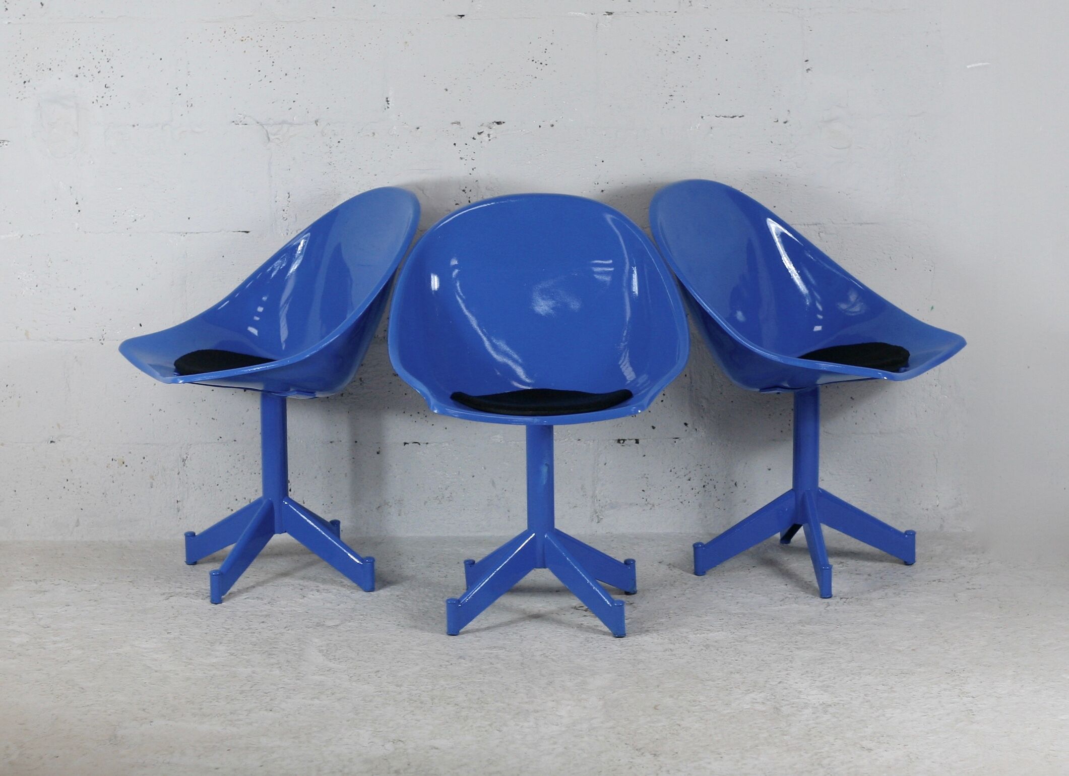 3 chairs "space Age", resin and steel, France, circa 1970.