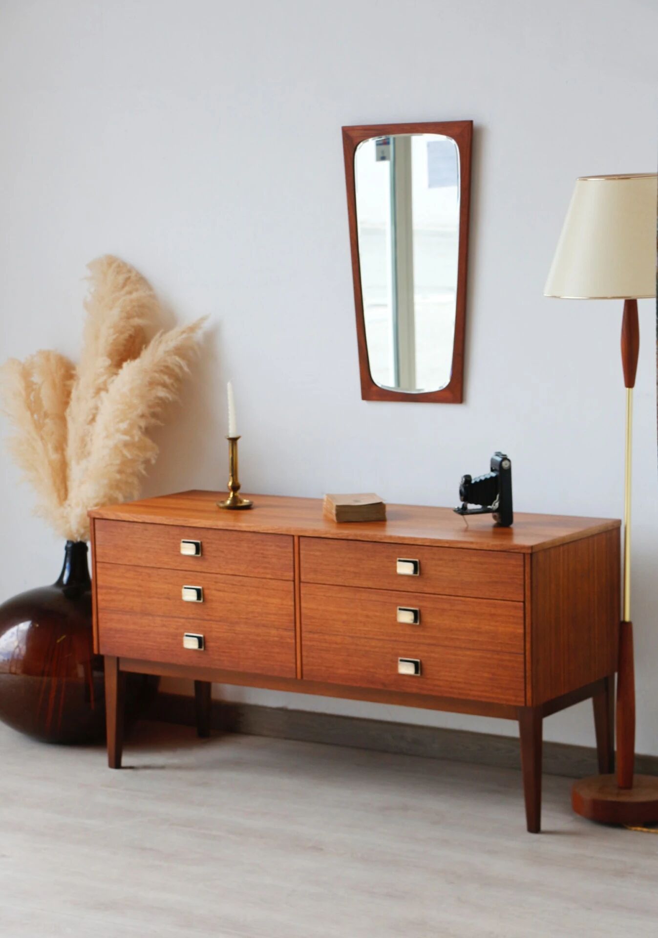 Vintage teak and zebrano chest of drawers: elegance of the 60s.
