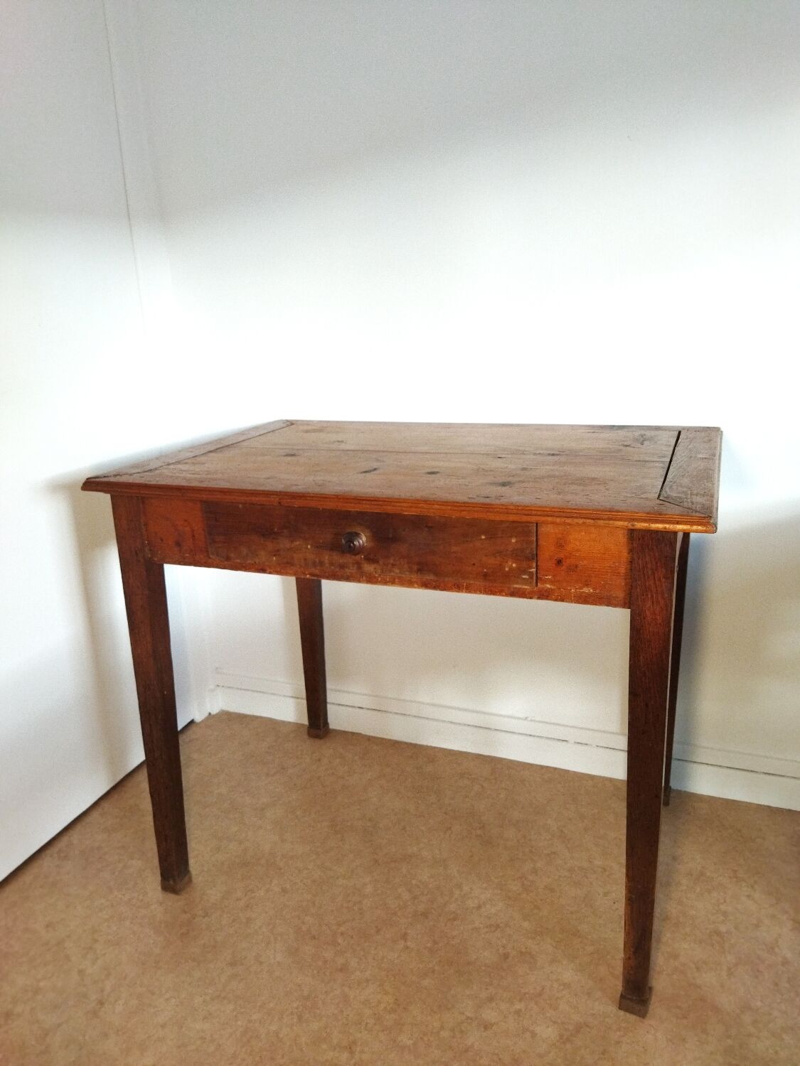 Spindle legs desk