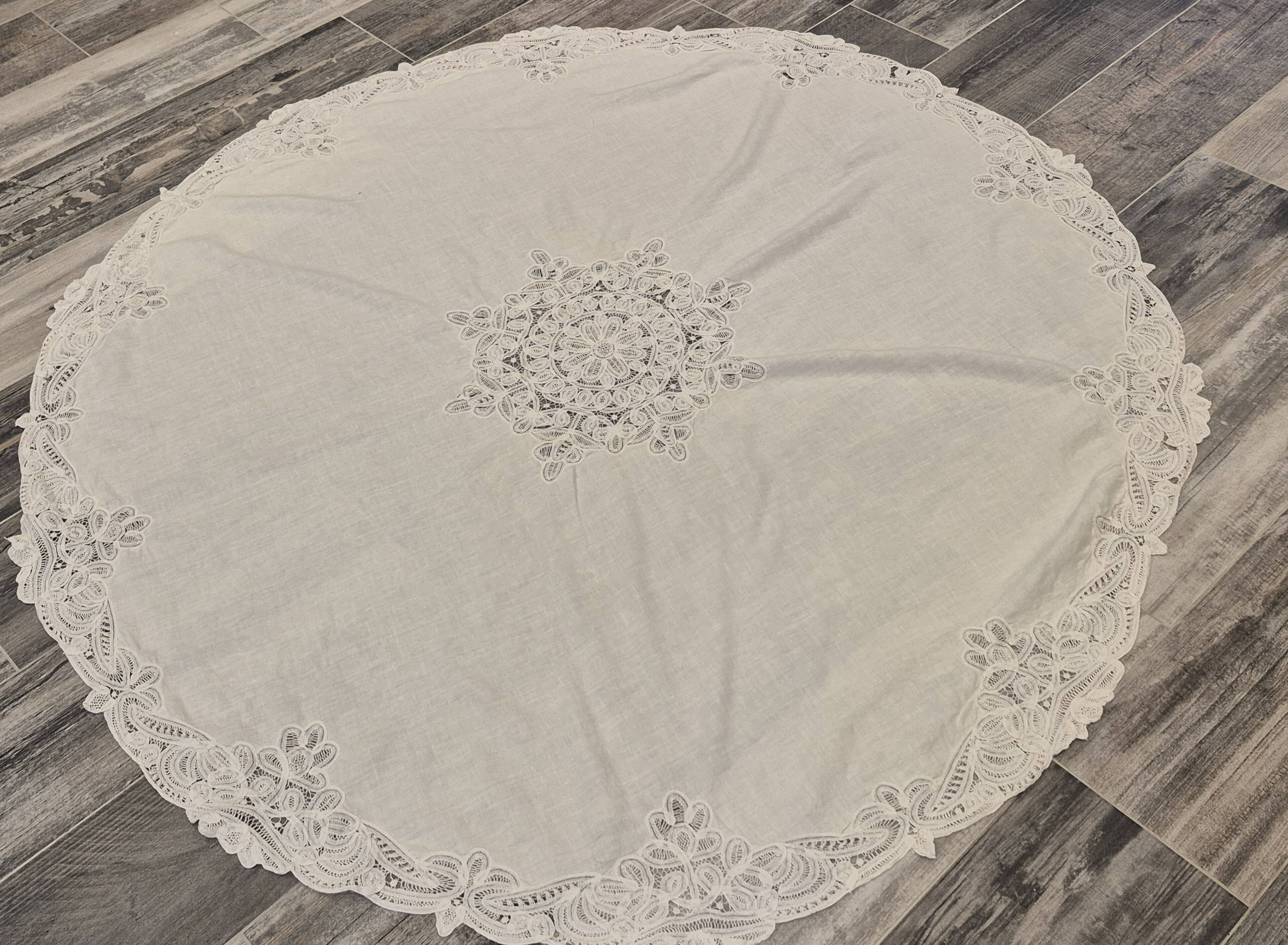 Nappe ronde brodée blanche rétro