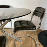 ensemble composé d'une table en chrome et verre fumé et ses 4 chaises tubulaires en chrome et skaï a