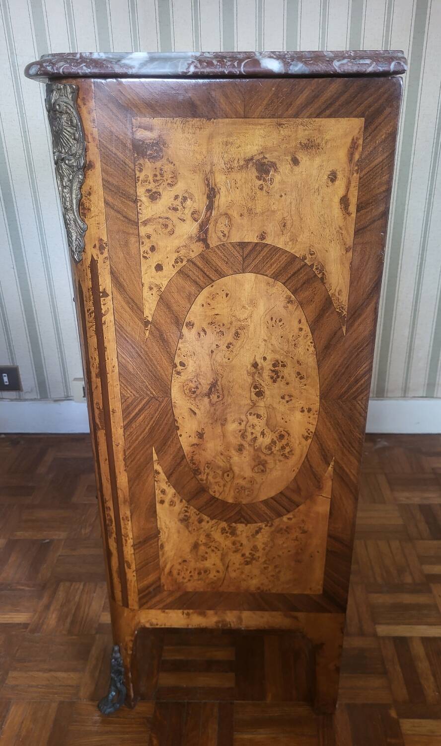 Chest of drawers with 4 drawers in Louis XV style