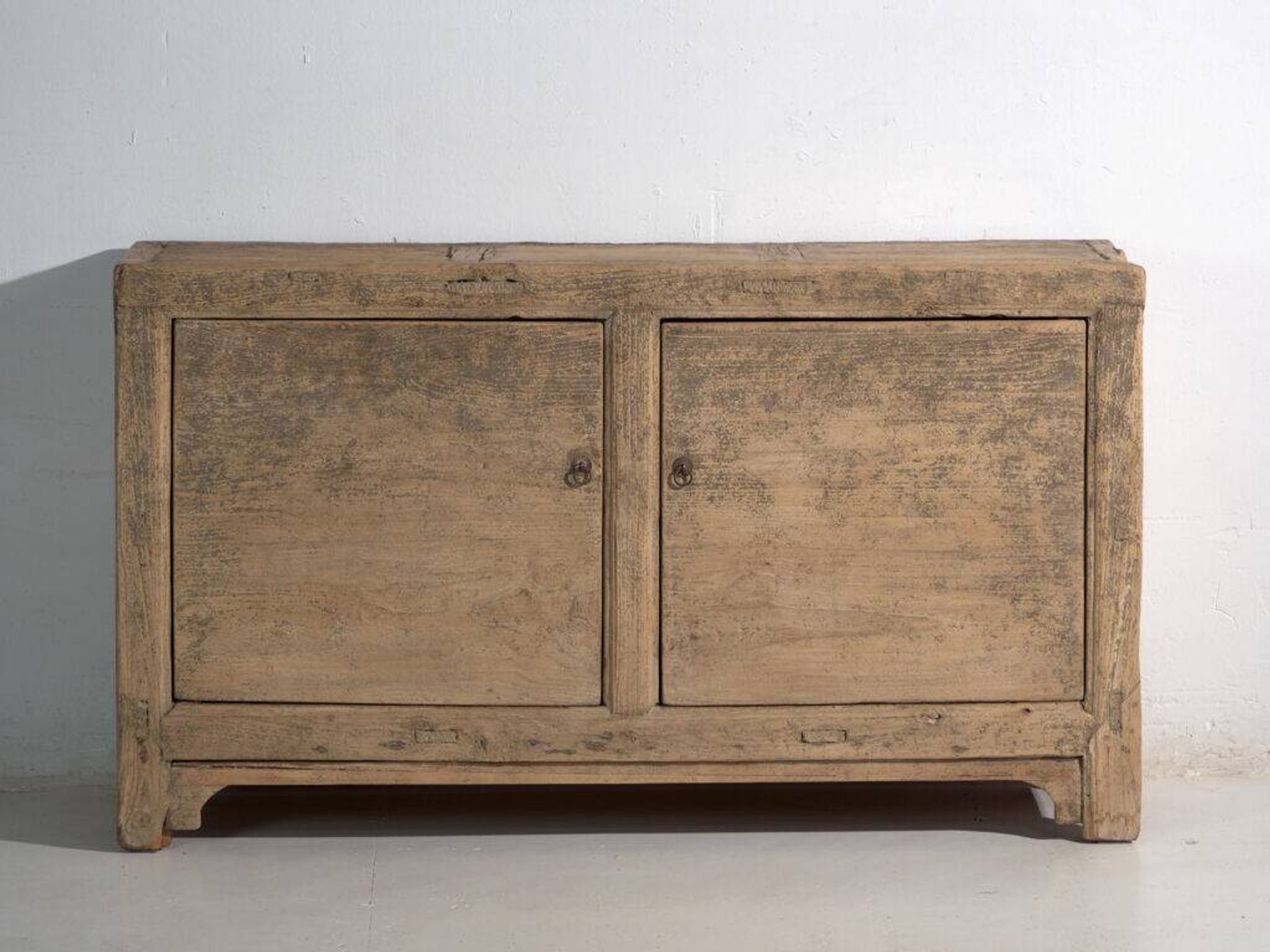 Buffet bas long ancien en orme à deux portes – Chine, vers 1950
