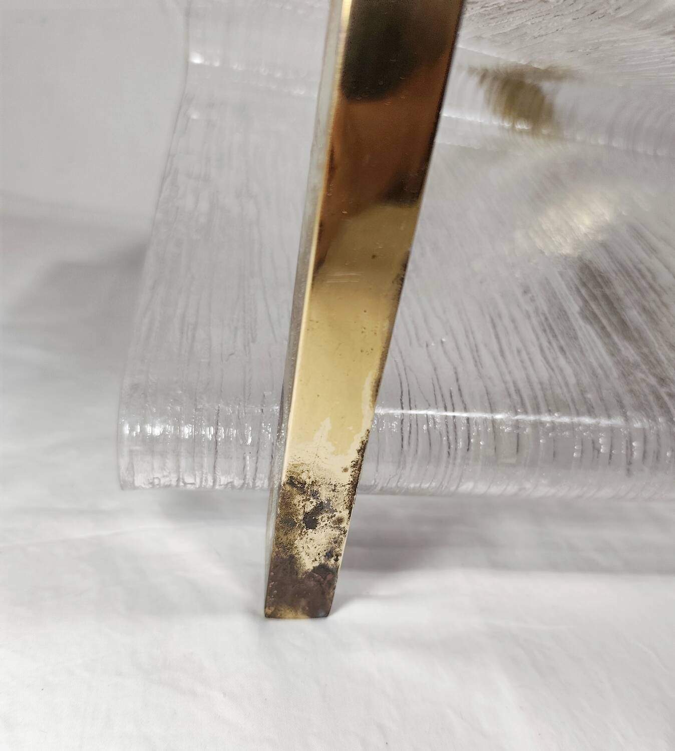 Revistero de metacrilato y latón. España, 1980s.