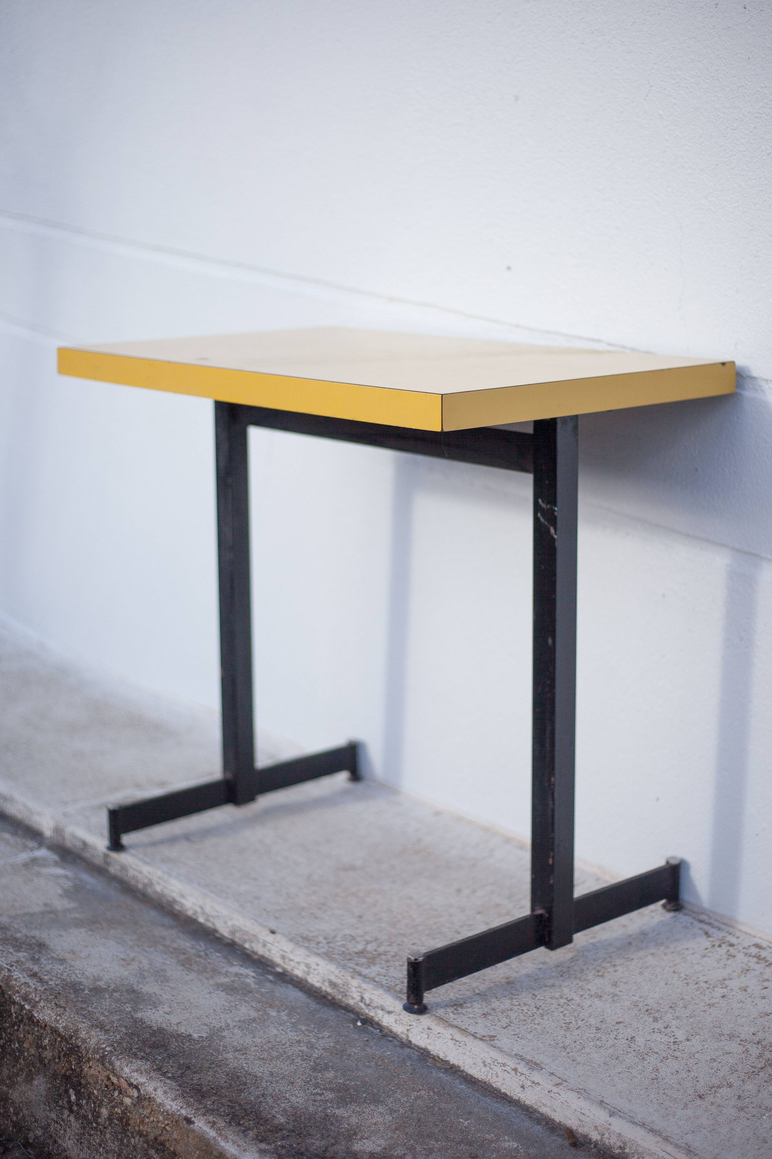 Table de bistrot en fer et formica jaune