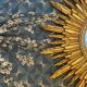 Miroir soleil bois feuille d’or, 88 cm