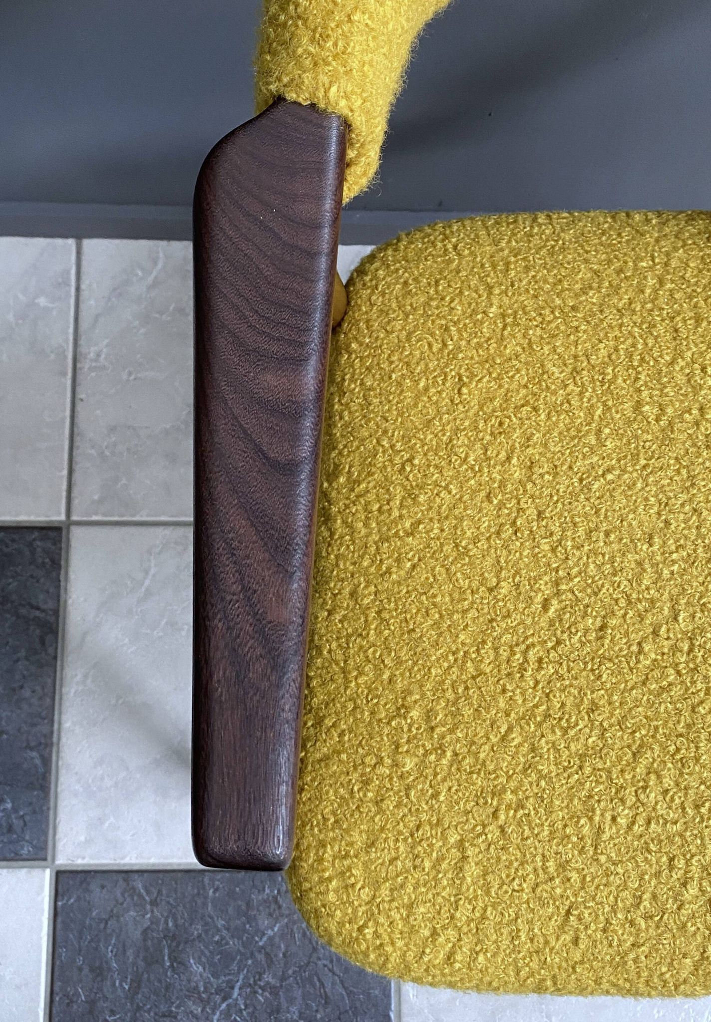 Chaise Thomas Harlev modèle 213 en Boucle jaune
