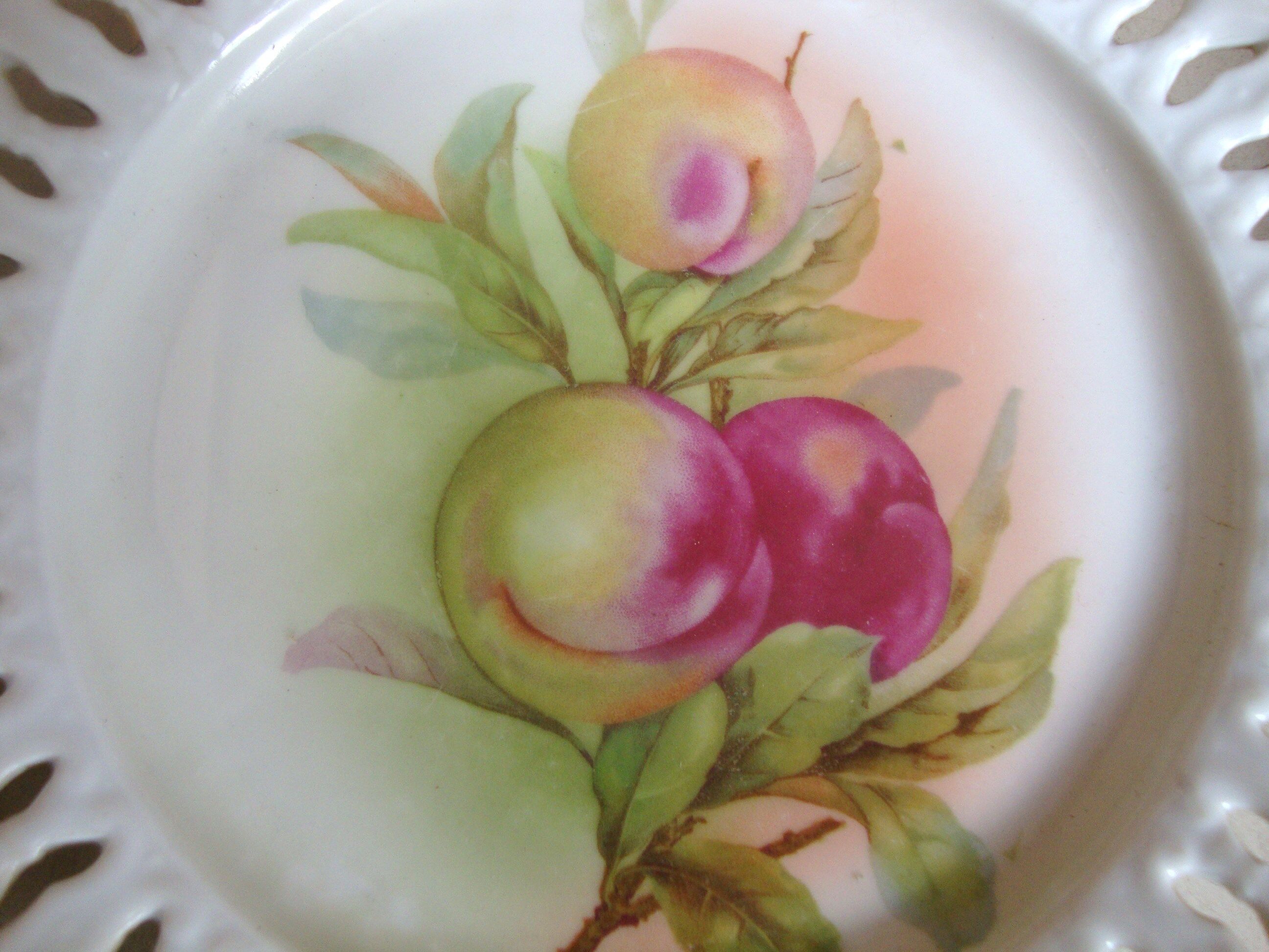 2 Assiettes décoratives à rebord ajourés