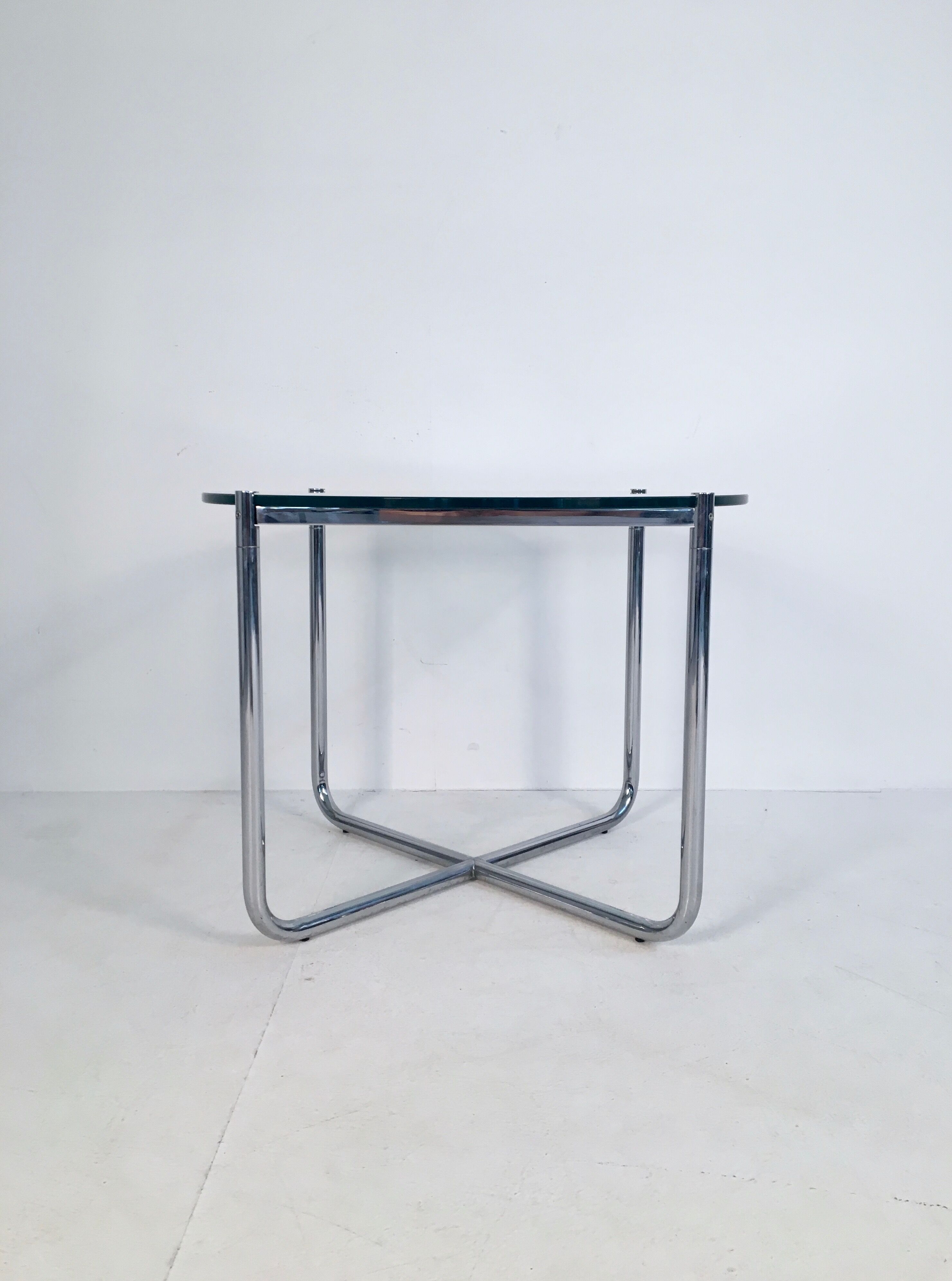 Table d'appoint en verre et chrome de Mies Van Der Rohe pour Knoll, vers 1970