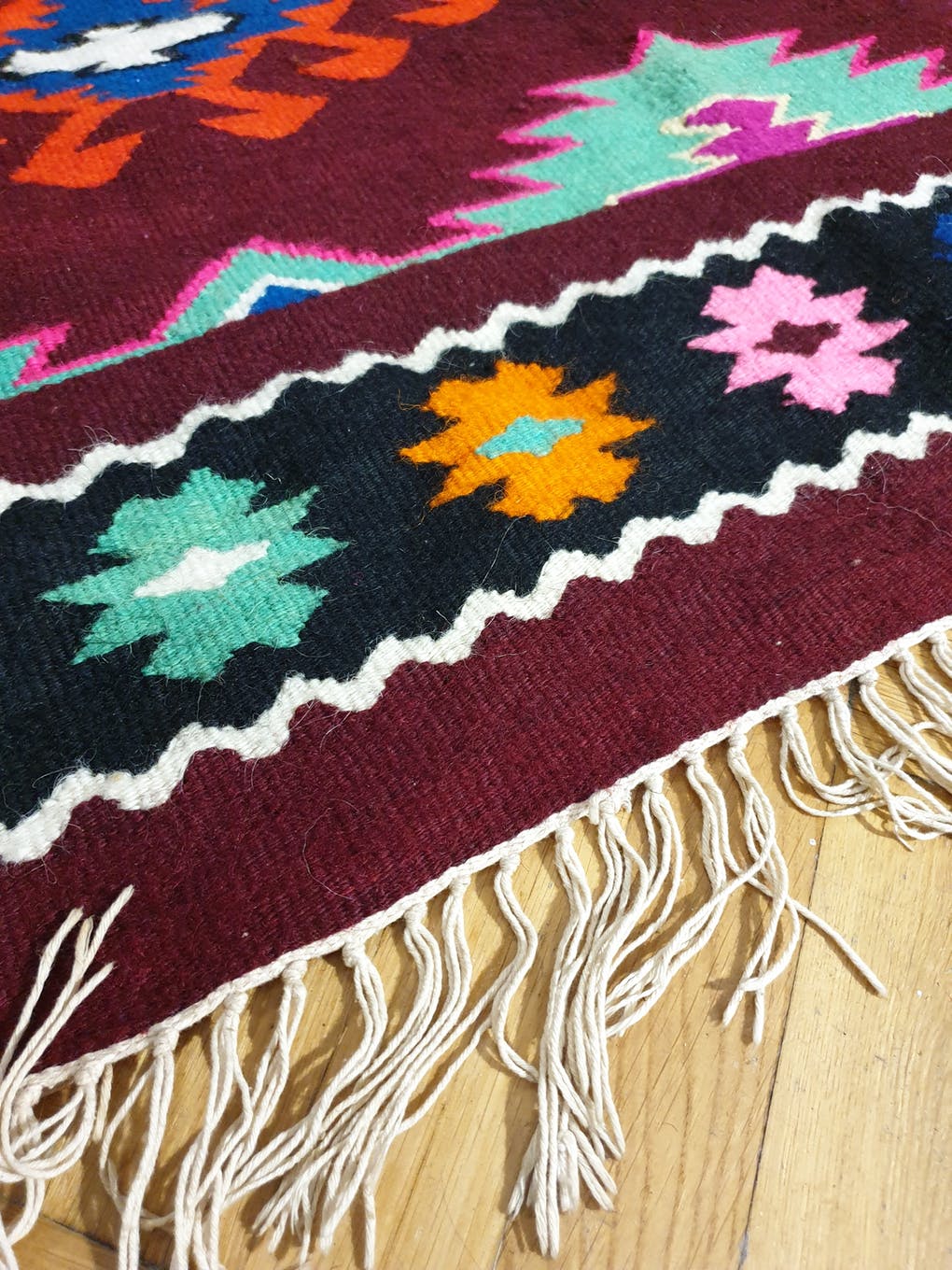 Tapis kilim brun et turquoise roumain avec des couleurs d'accent faites dans des maramures 140x190cm