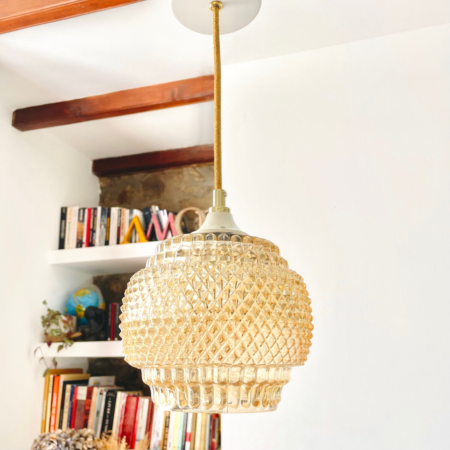 Suspension in iridescent molded glass