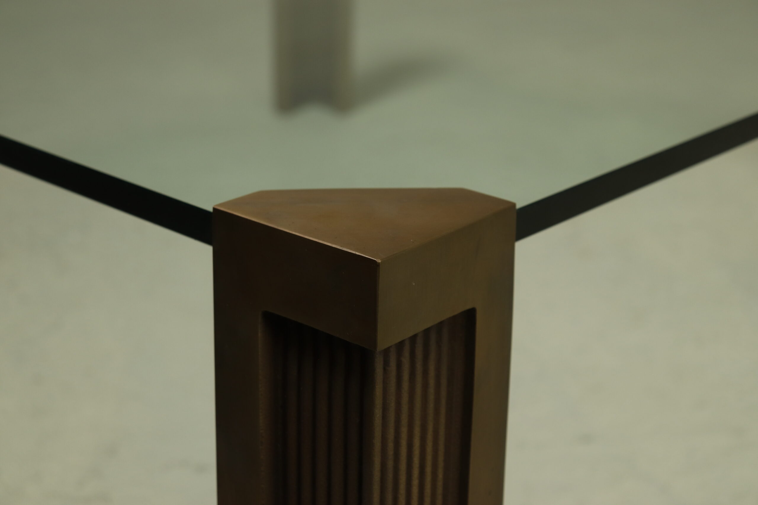Grande table basse monumentale modèle T14 par Peter Ghyczy années 1970