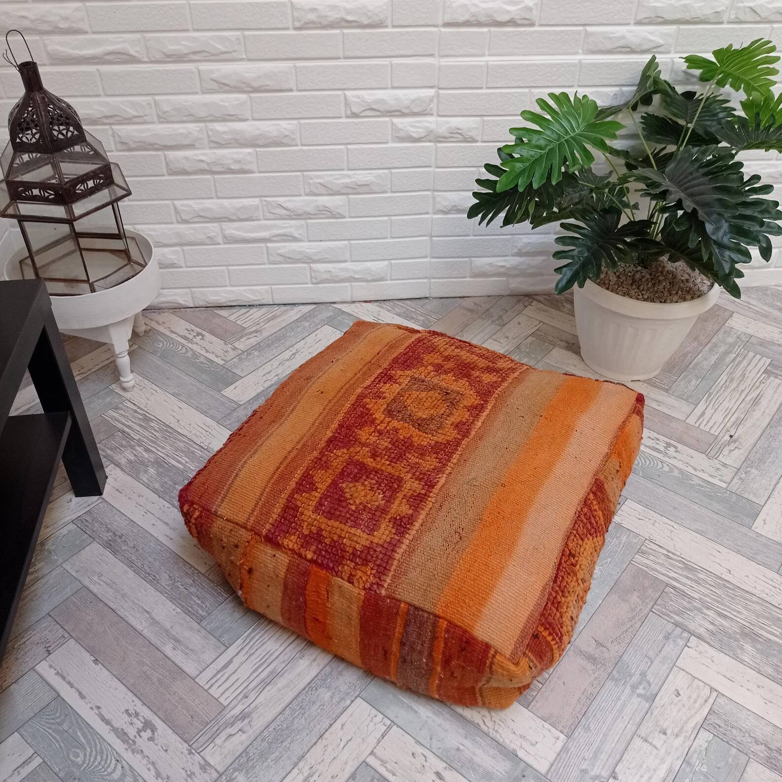 Handmade Berber pouf in wool 60 X 60 X 20 CM