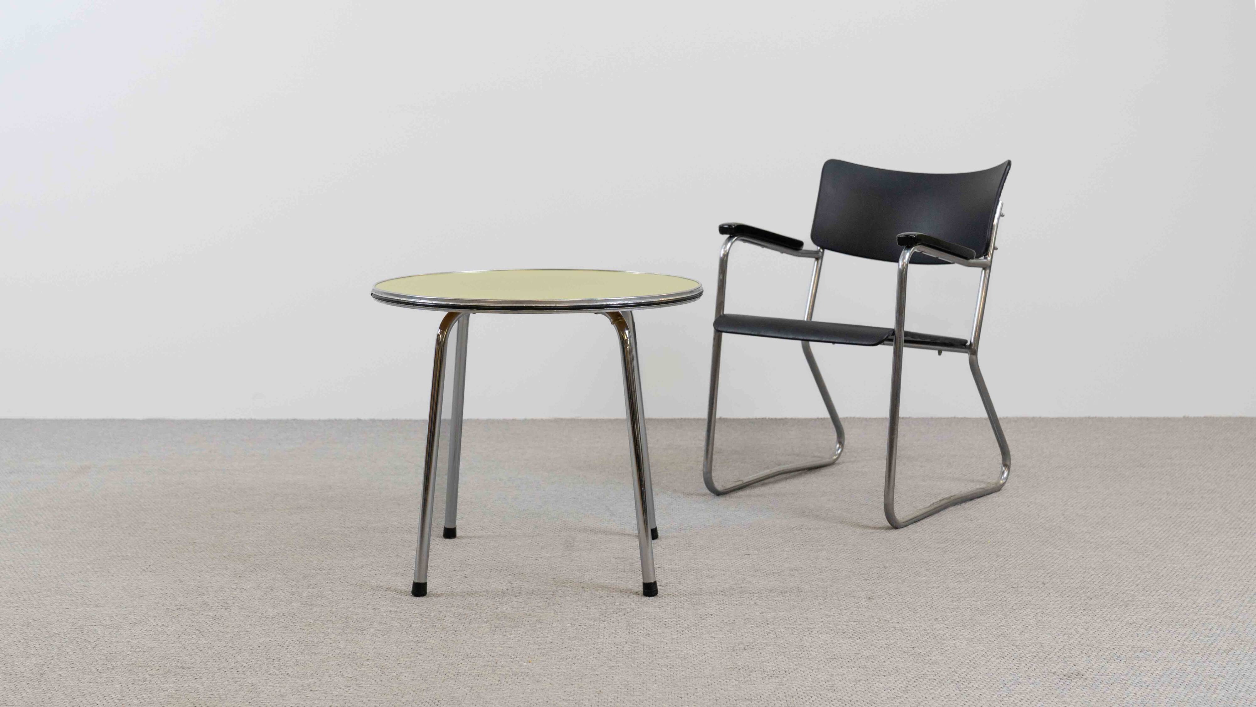 Table d'appoint en tube d'acier Bauhaus vintage