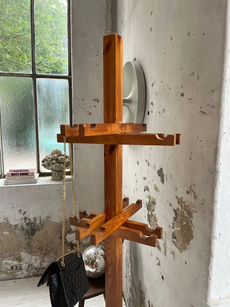 Patère wears pine coat 70