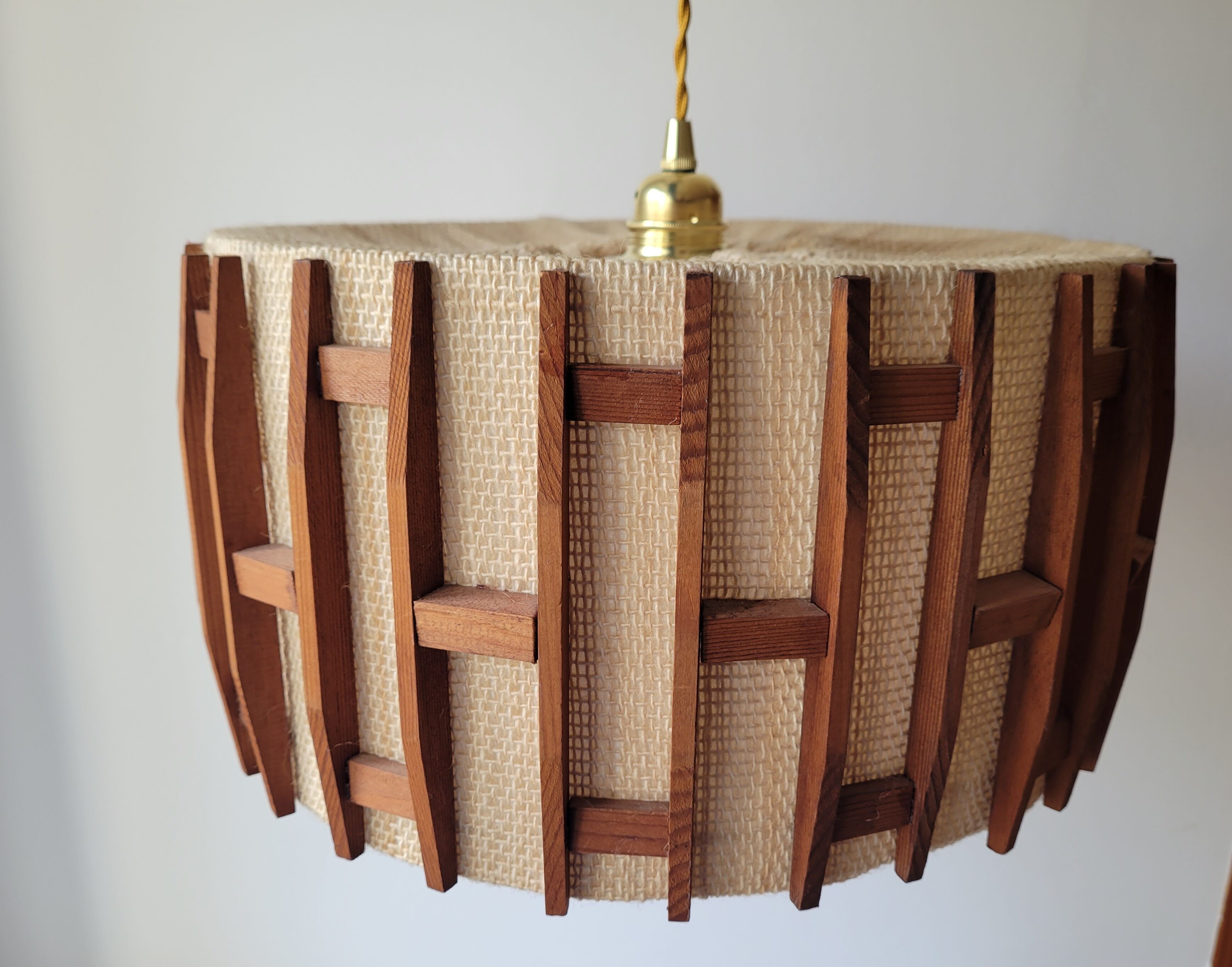 Scandinavian pendant lamp in wood and burlap