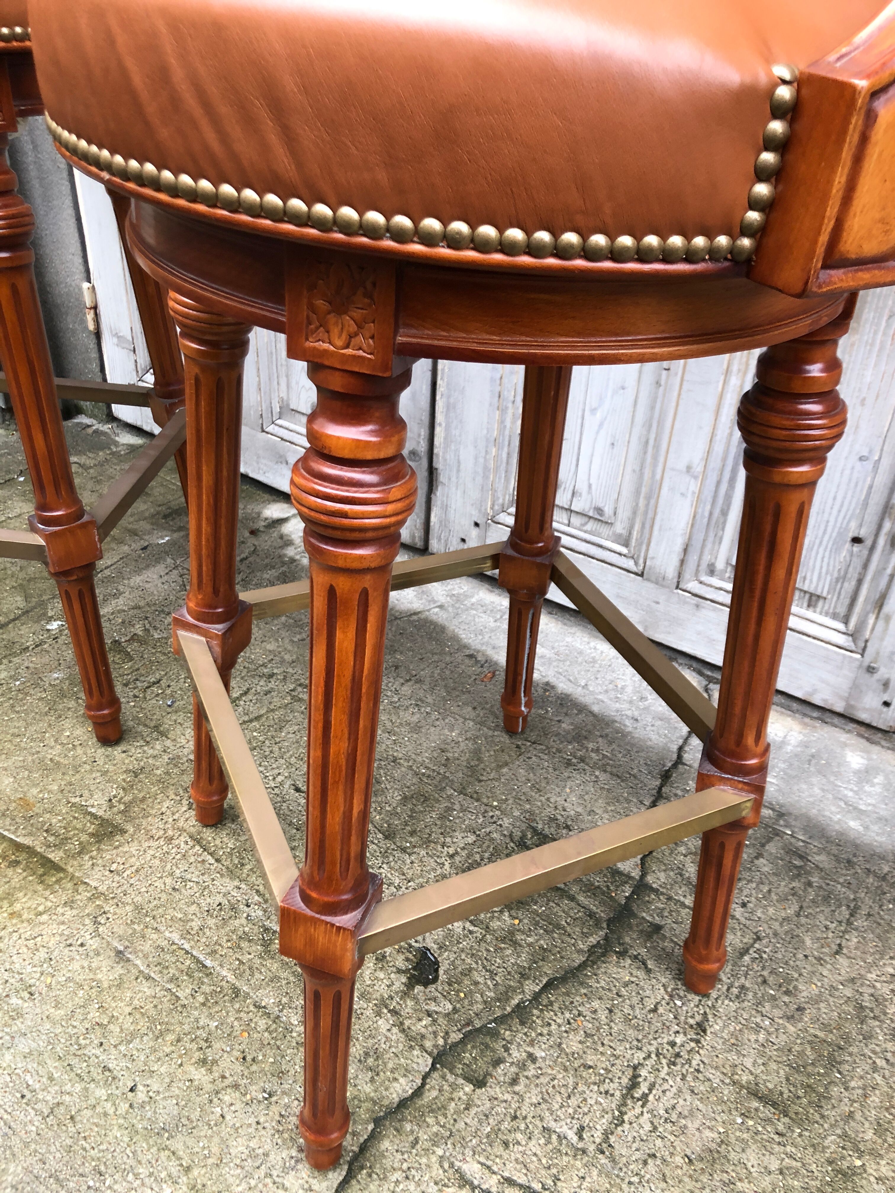Paire de tabourets de bar tournant barre repose pieds laiton Hollywood Regency