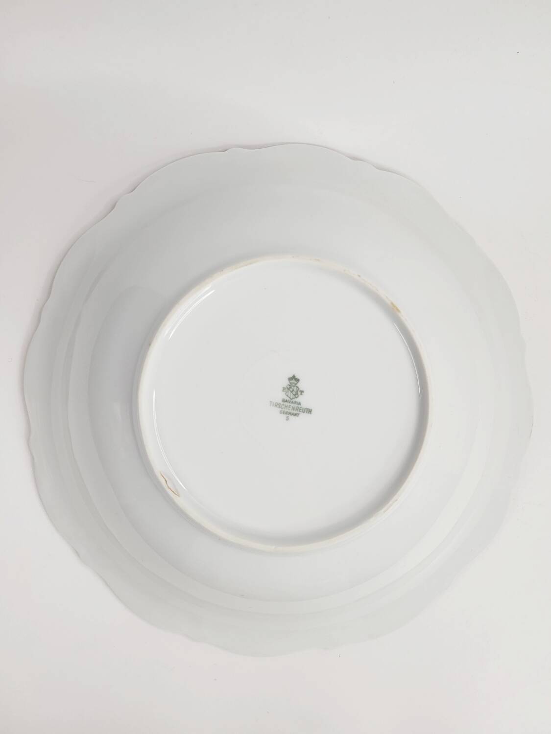 Antique shallow dish in gilded porcelain, Tirschenreuth, Bavaria, late 19th century.