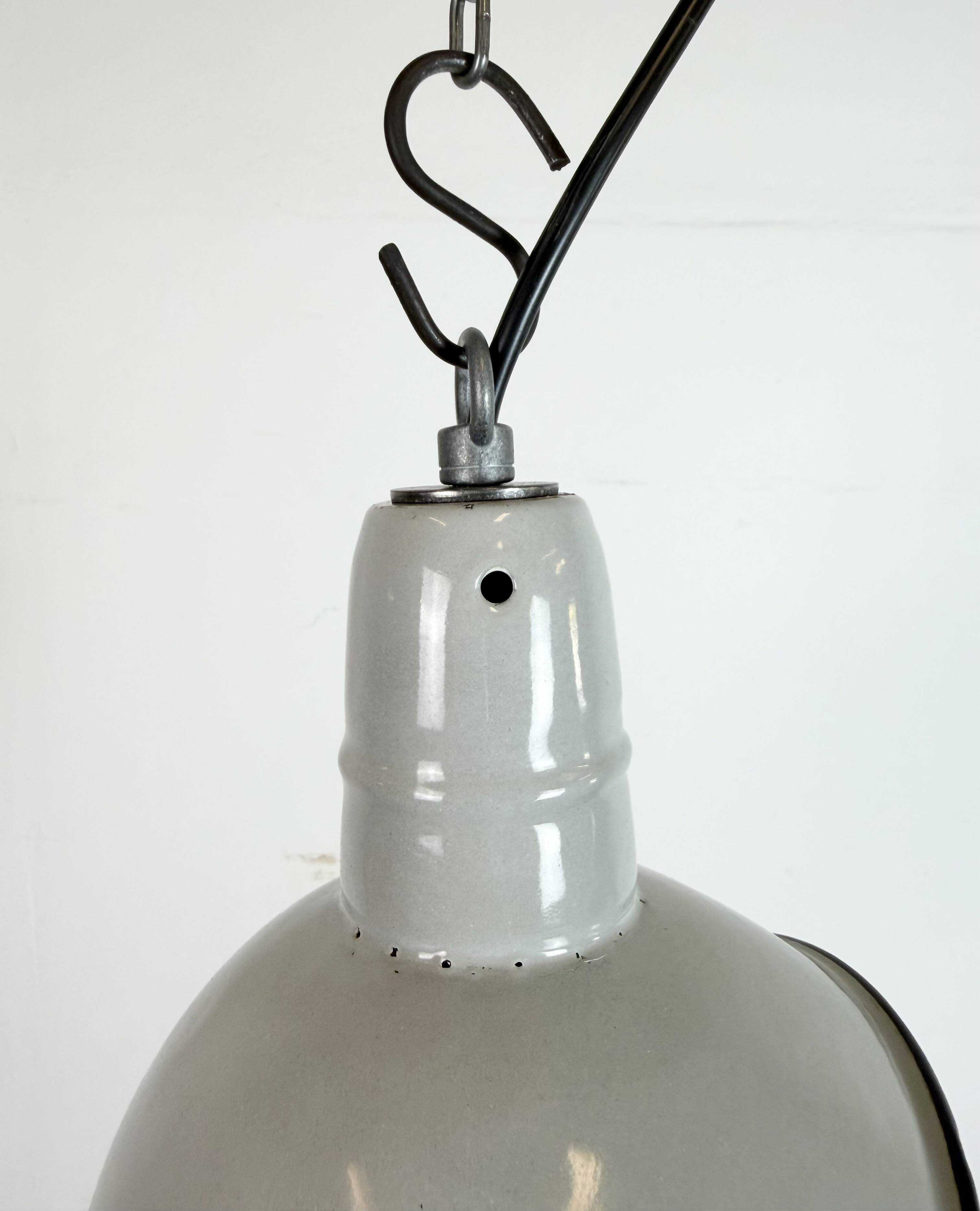 Suspension industrielle en émail gris, années 1960