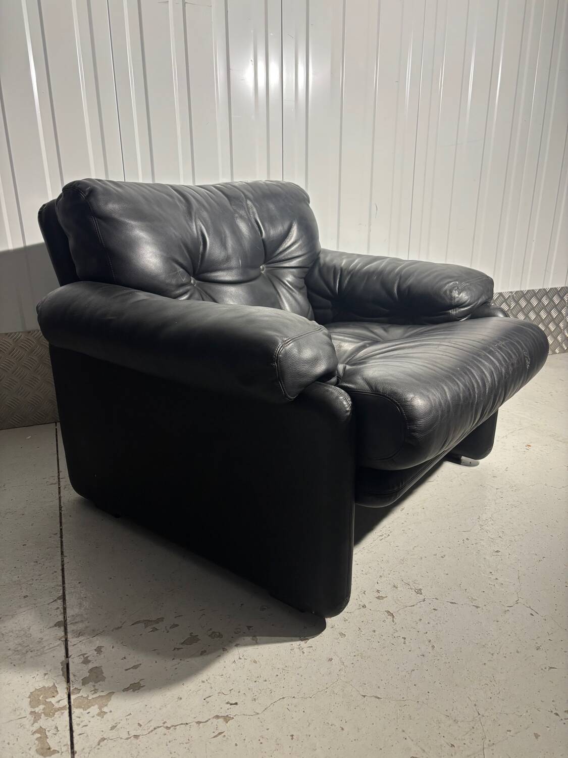 Black leather armchair – Tobia Scarpa for B&B Italia
