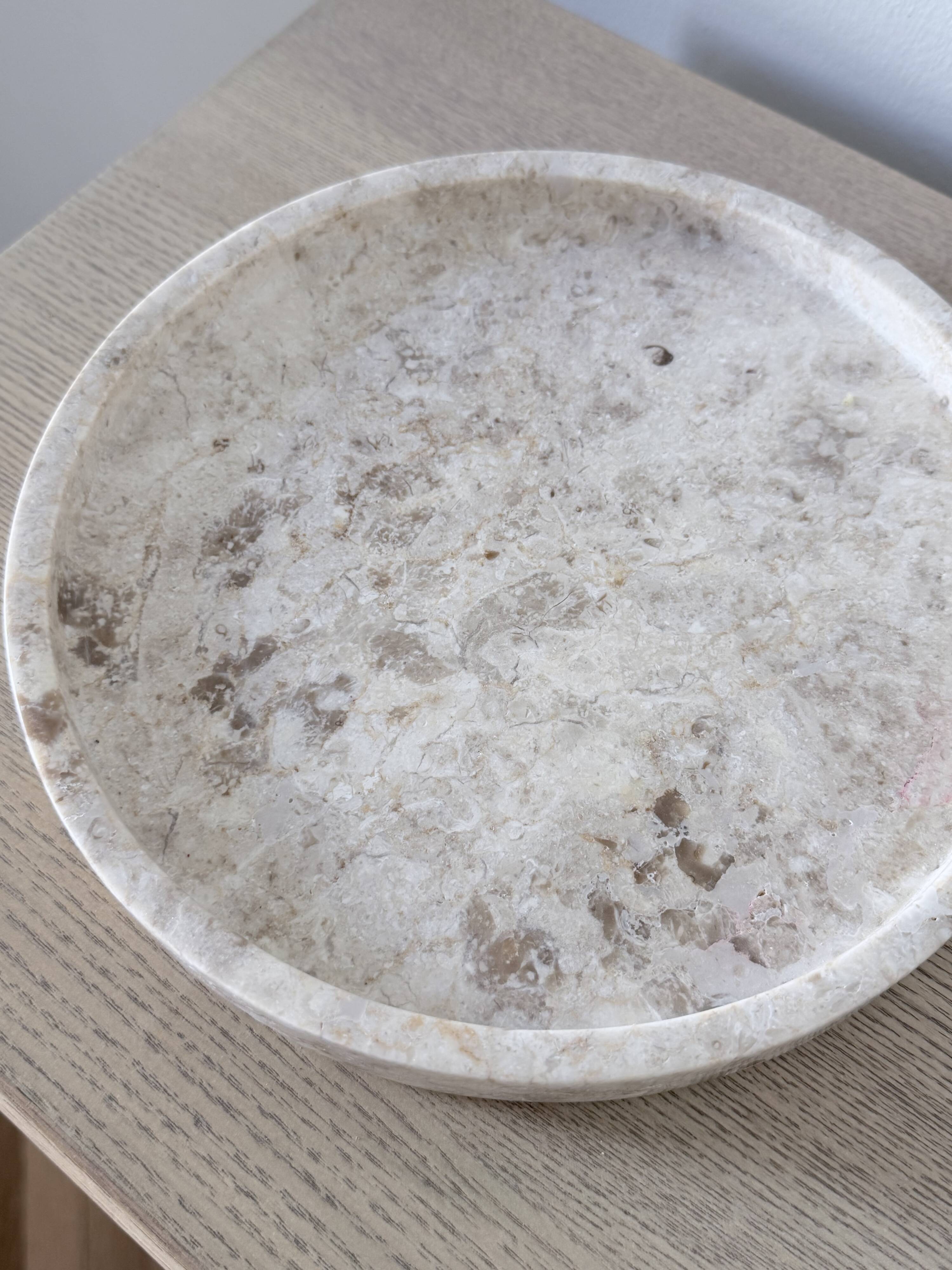 Small round tray in travertine