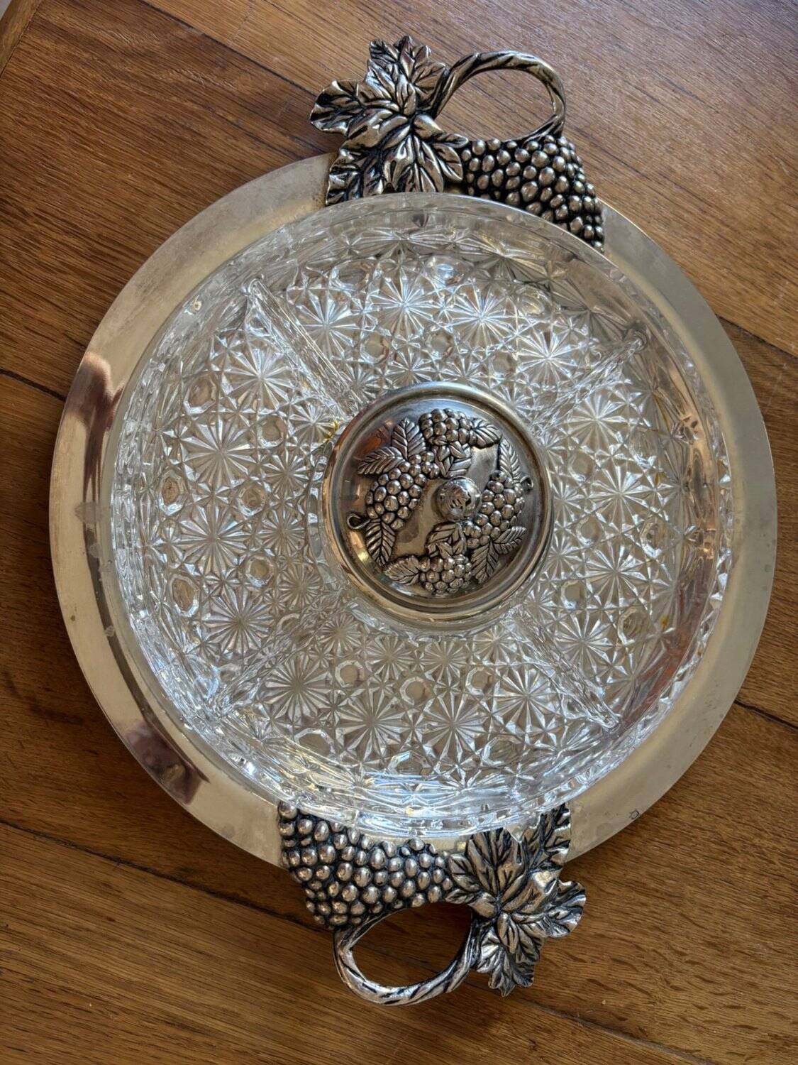 Art Nouveau presentation plate, cut crystal, silver-plated metal, vine leaves, 1900.