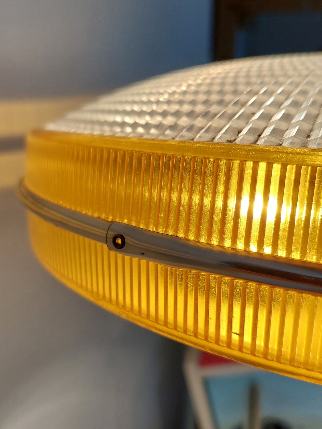 Suspension UFO space age around 1970