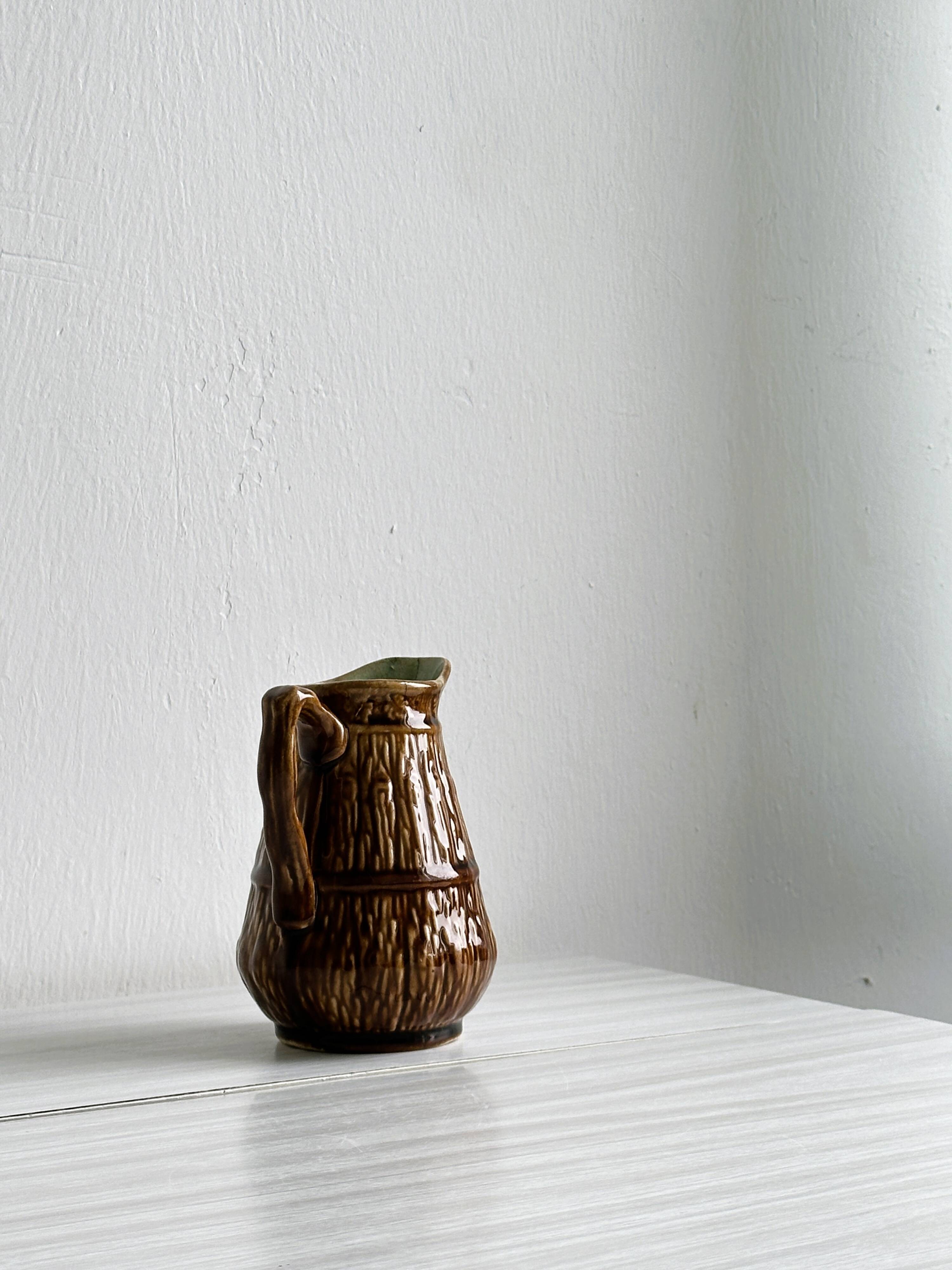 Pot à lait en céramique marron.