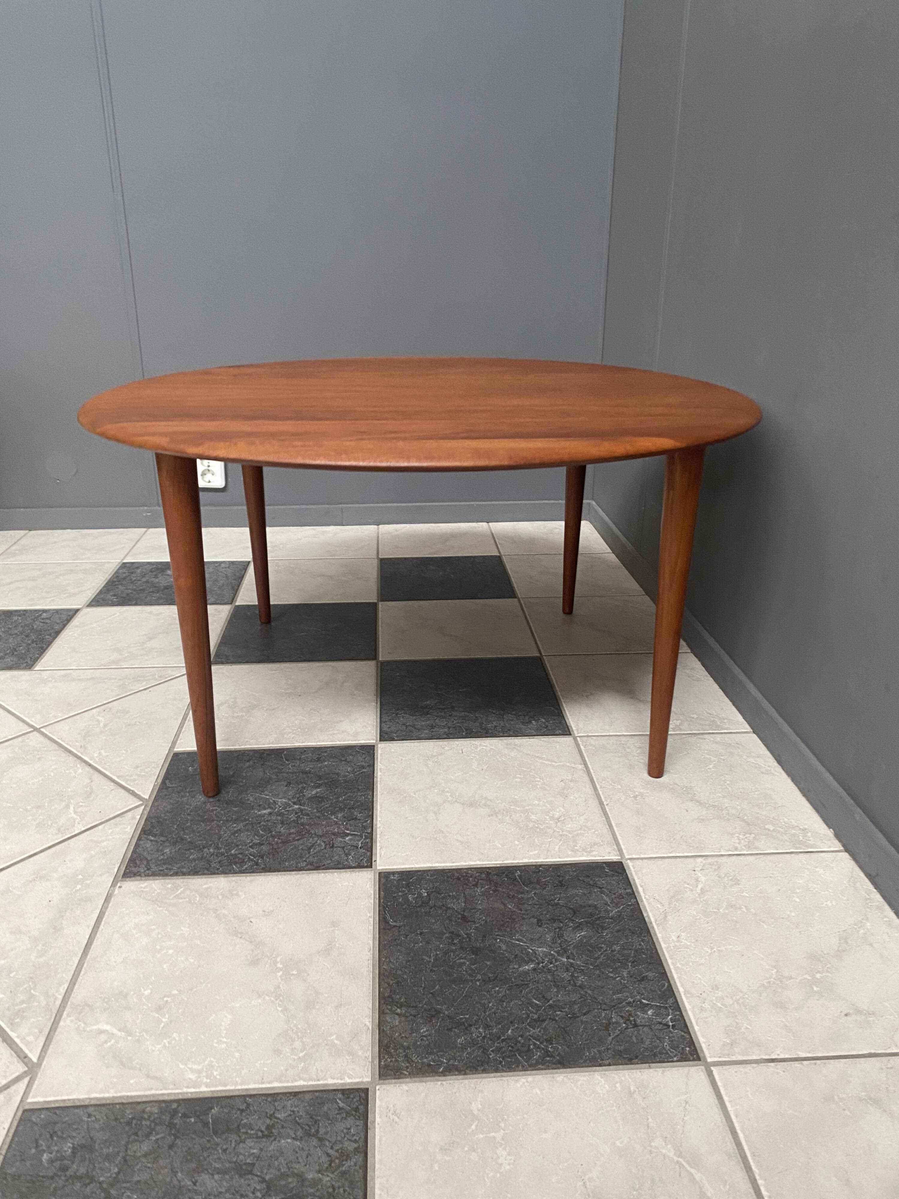 Mid-Century Modern scandinavian coffee table in teak by Hvidt & Mølgaard Nielsen for France and Søn.