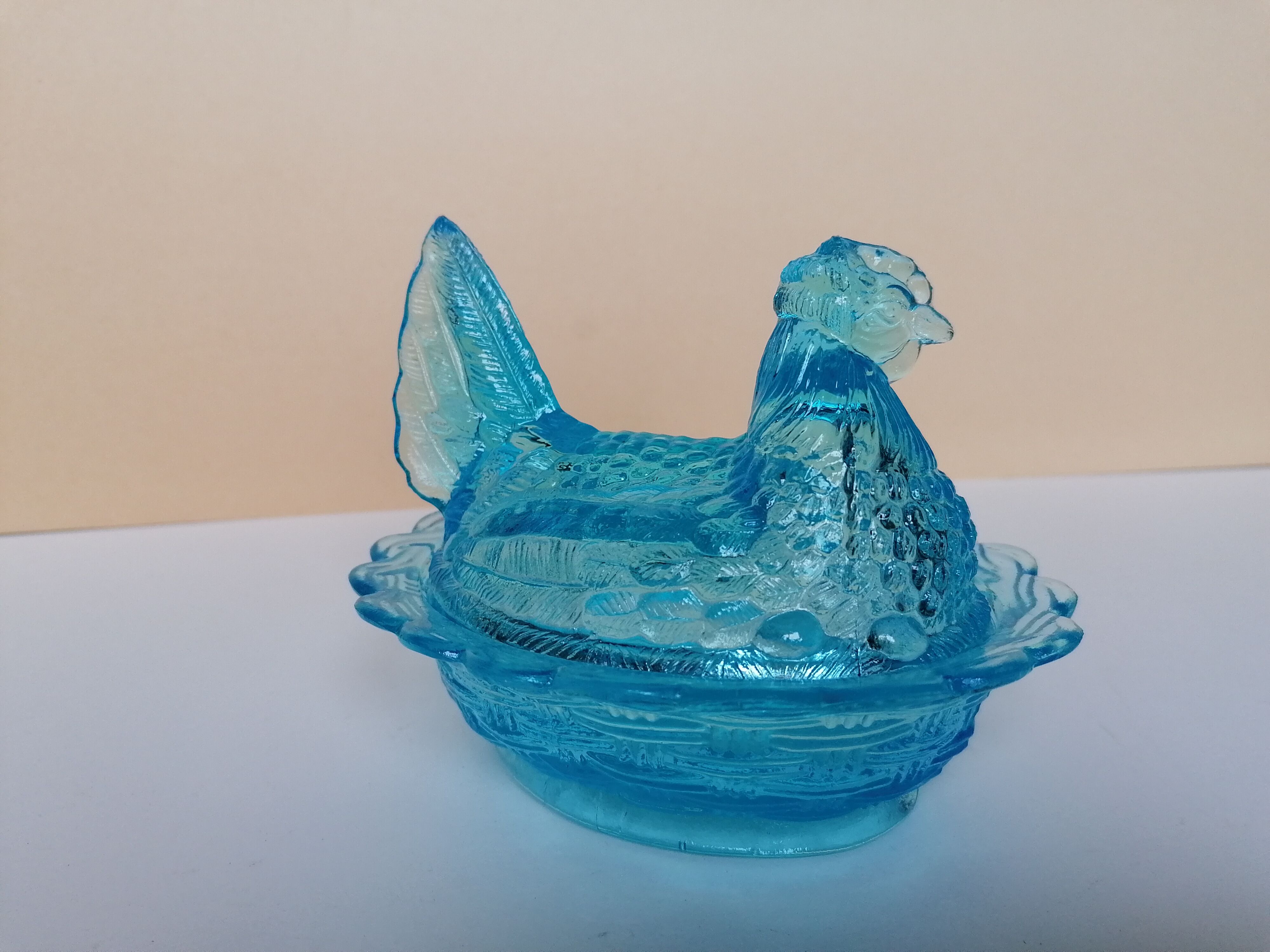 Poule en verre bleu