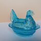 Poule en verre bleu