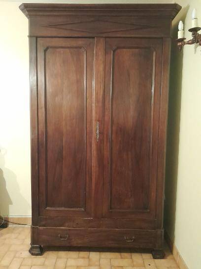 Armoire ancienne de style Louis Philippe en noyer