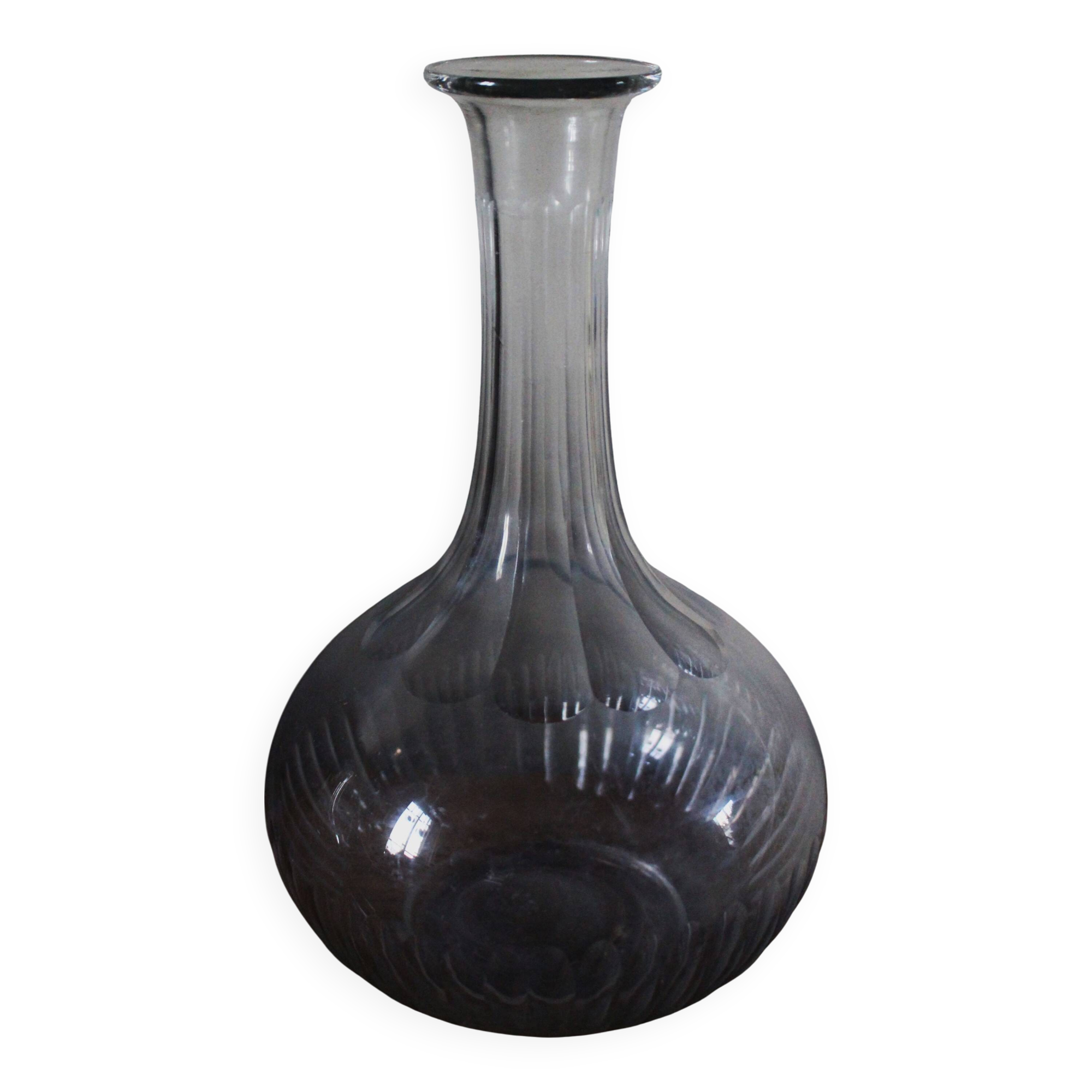 Glass carafe with round neck and fluted bellies