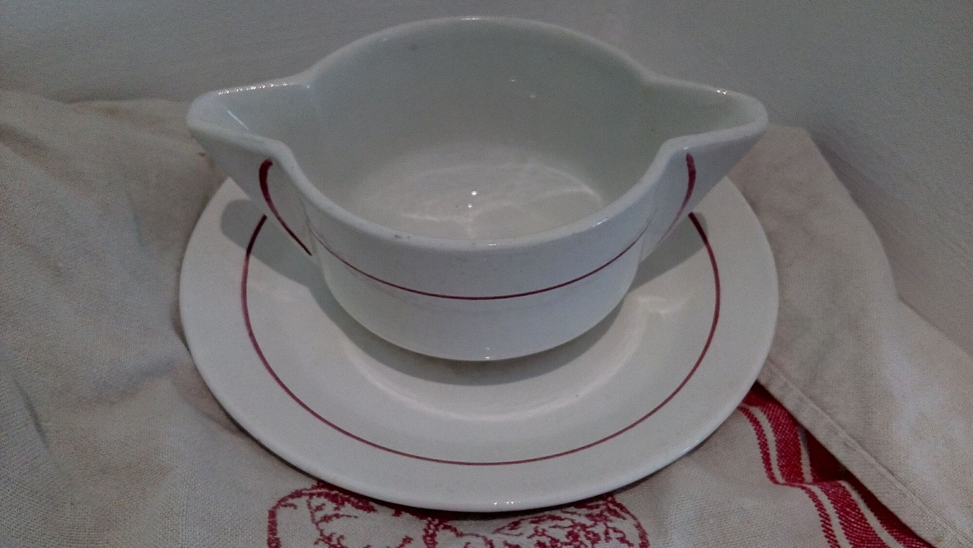 Saucière en faïence de St-Amand