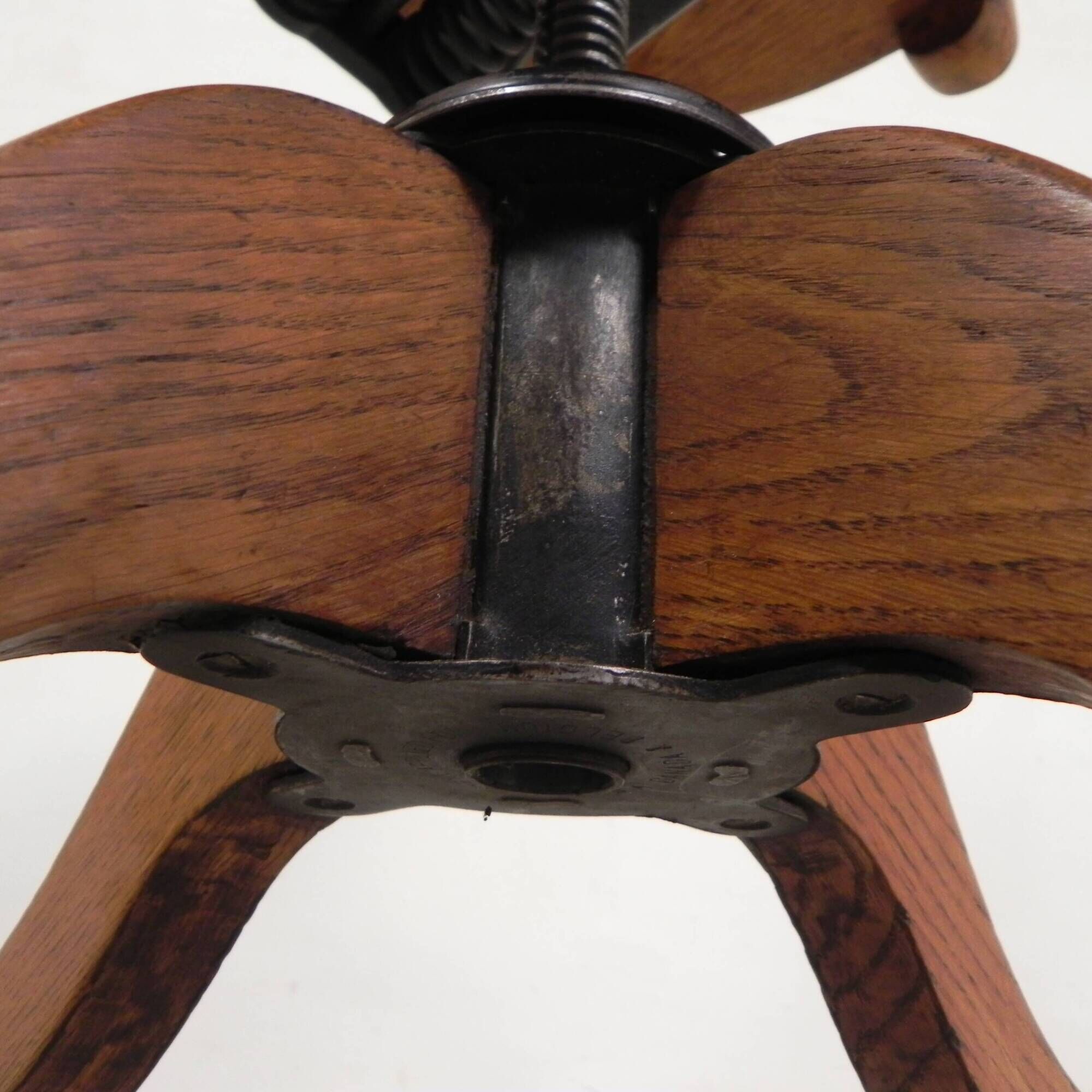 Oak office chair with adjustable spring system and height adjustment, 1950s.