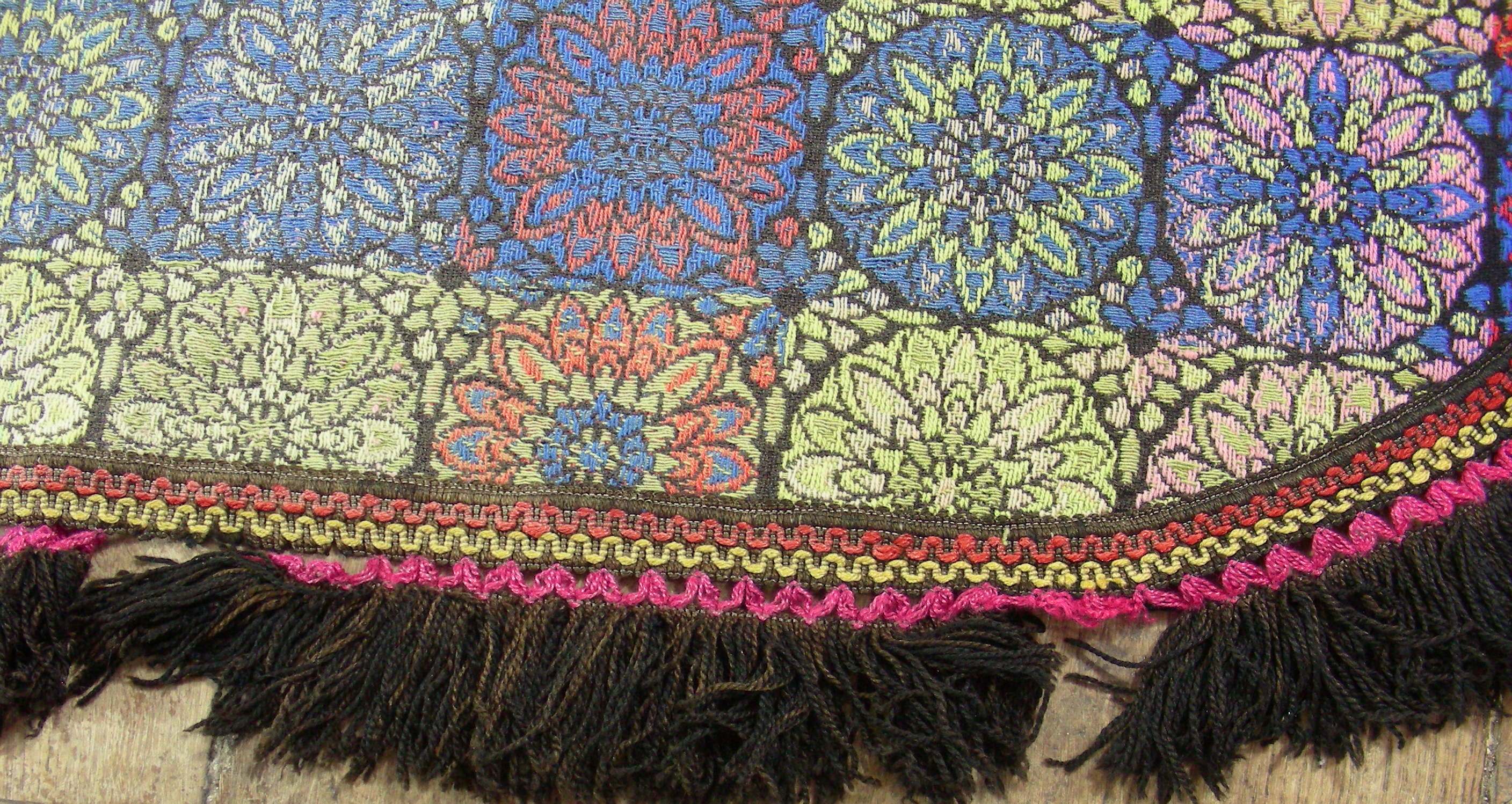 Carpet old kilim in the 1970s lotus flowers 235 x 200 cm