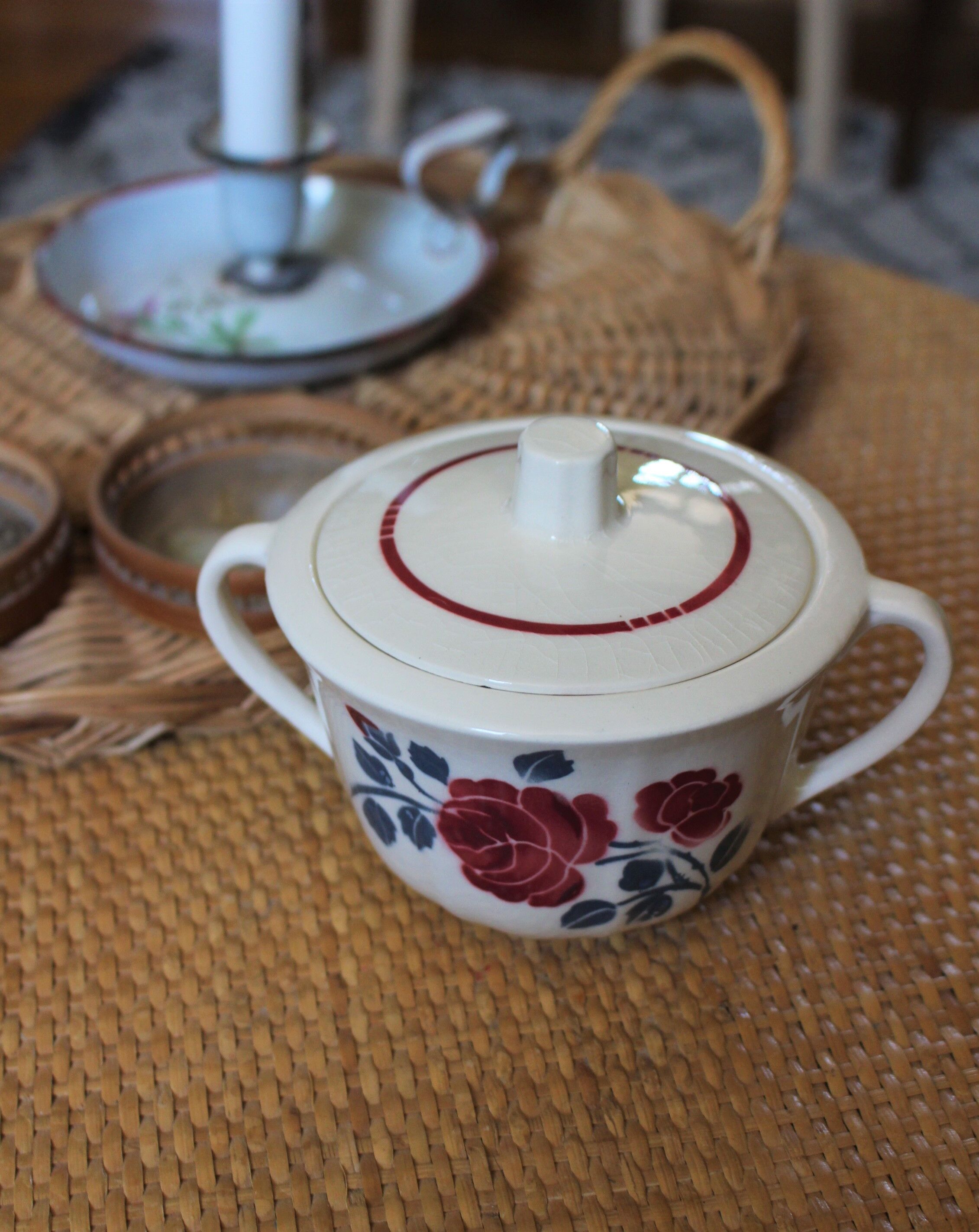 Sucrier demi porcelaine Badonviller roses rouge bleu art deco