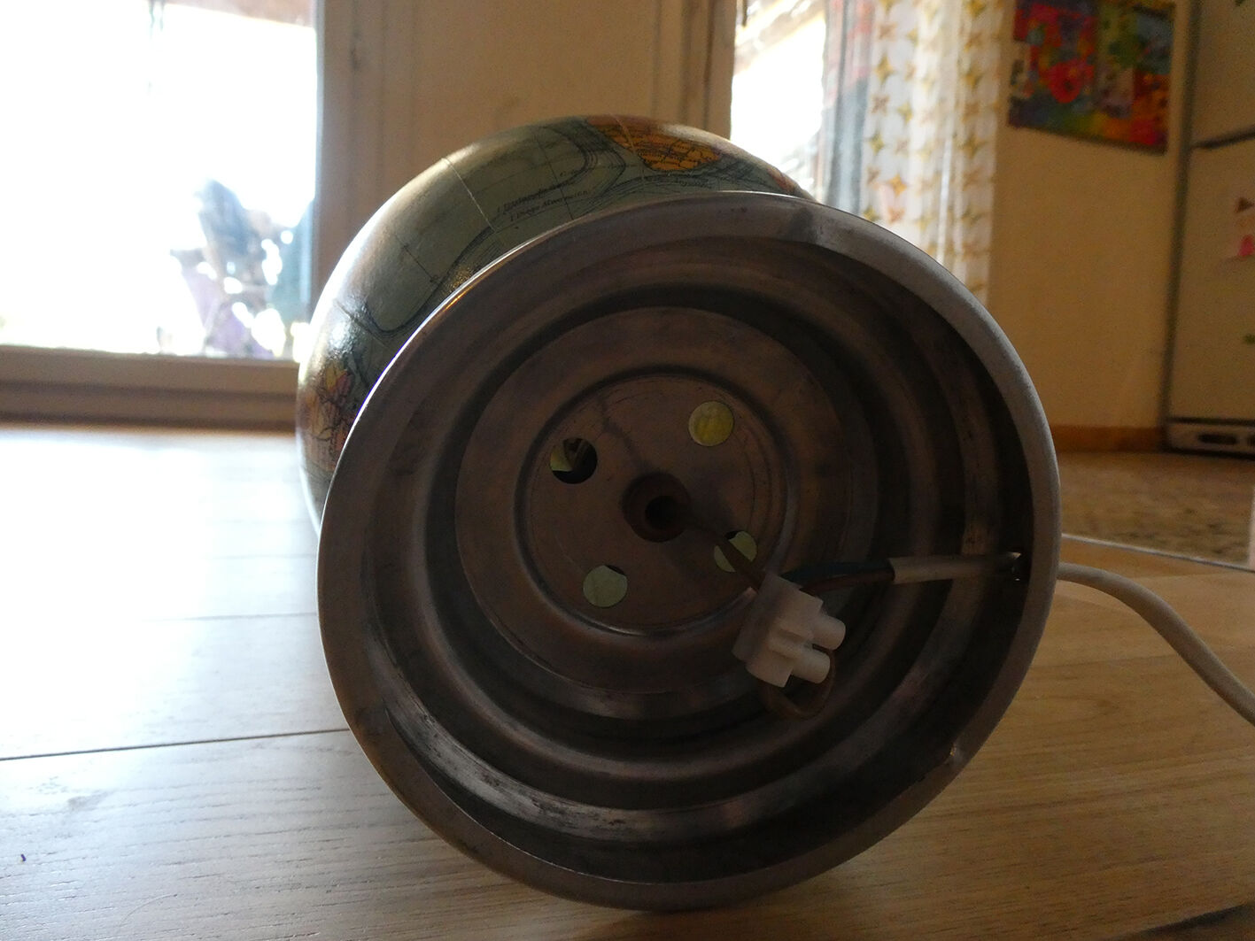 Light earth globe in vintage J-Forest glass from the 1940s