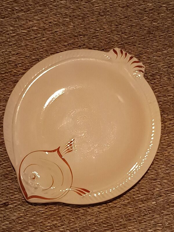 Lot de 8 assiettes de poisson barbotine faience Longwy rose poudré