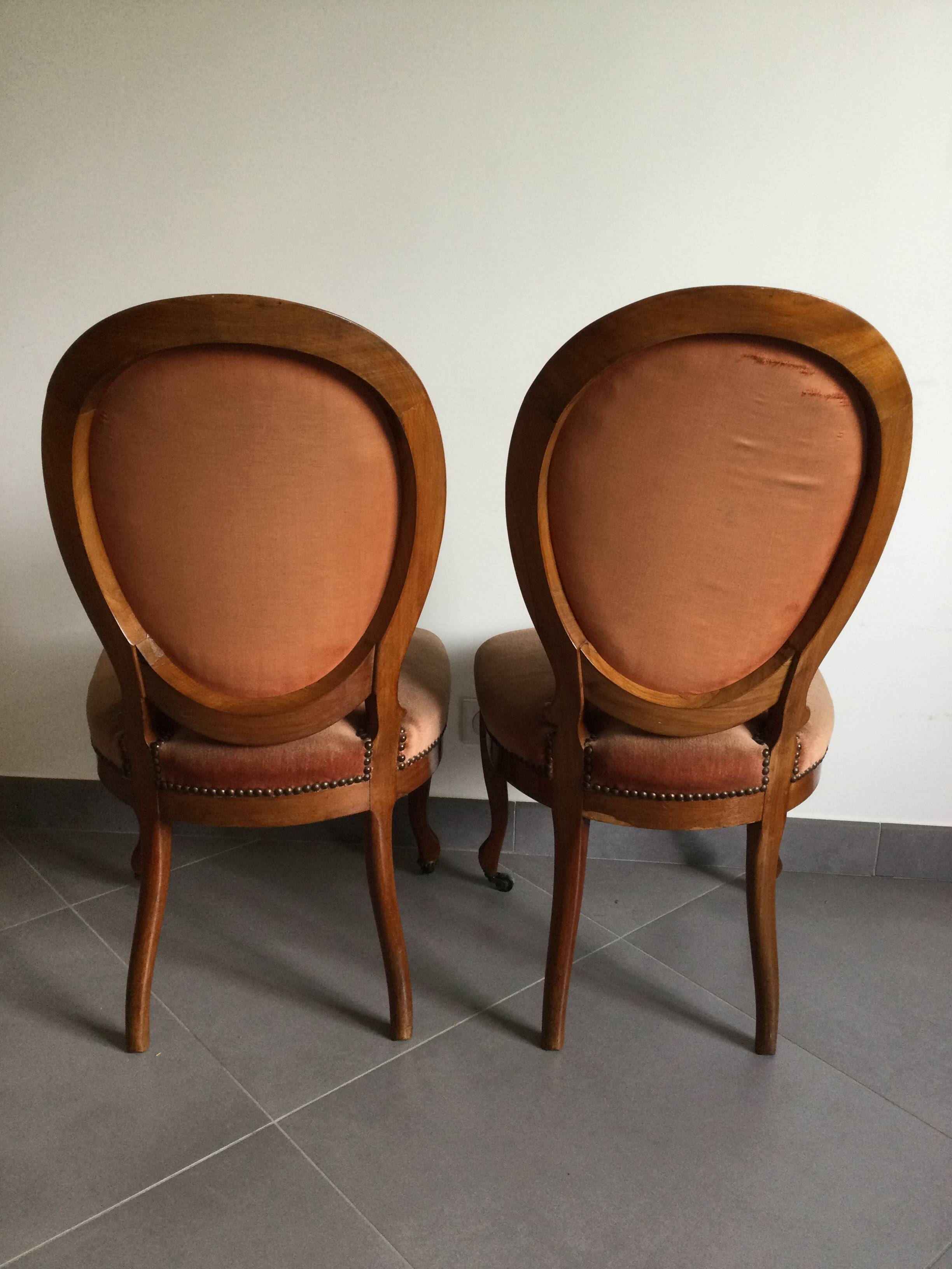 Paire de chaises médaillon style Louis Philippe en velours rose