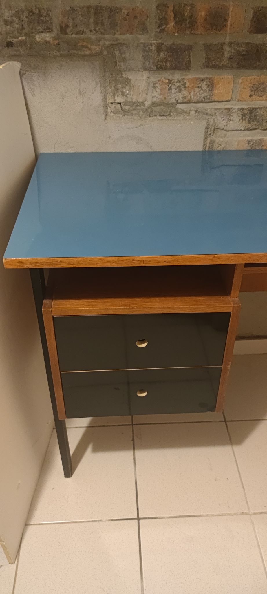 Bureau vintage bois années 1950, plateau bleu