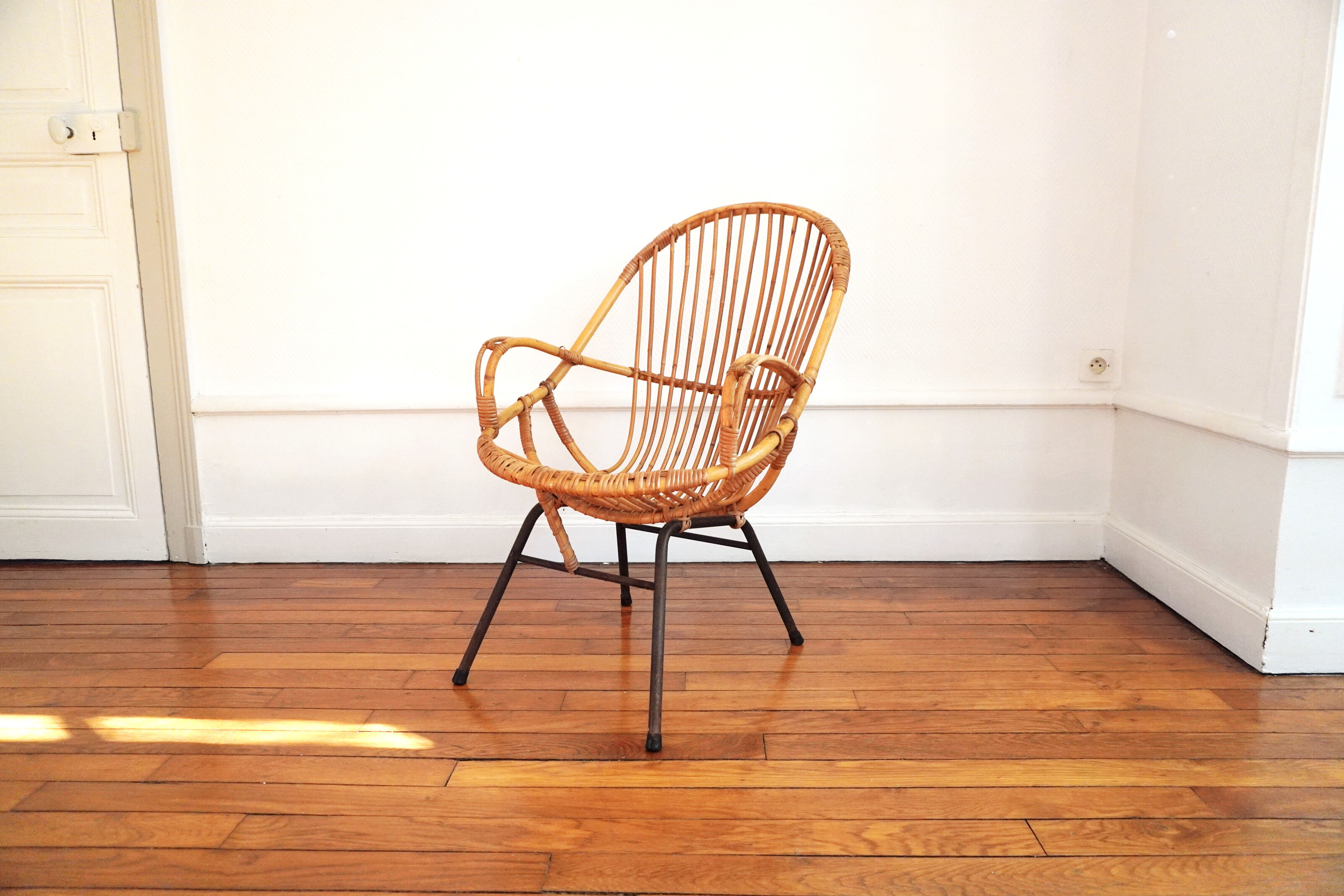 Rattan chair with metal feet