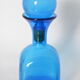Carafe en verre bleue