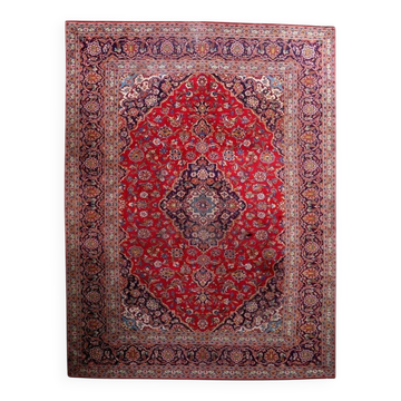 Tapis en laine Kashan antique, médaillon et motifs floraux, cramoisi et marine, vers 1920 — 283 × 384 cm — 1C1279